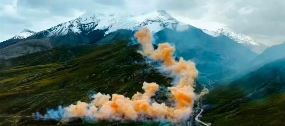 蔡國強與始祖鳥聯名的《升龍》爆破煙火秀引發各界撻伐，母公司股價也應聲下跌。（翻攝自微博）