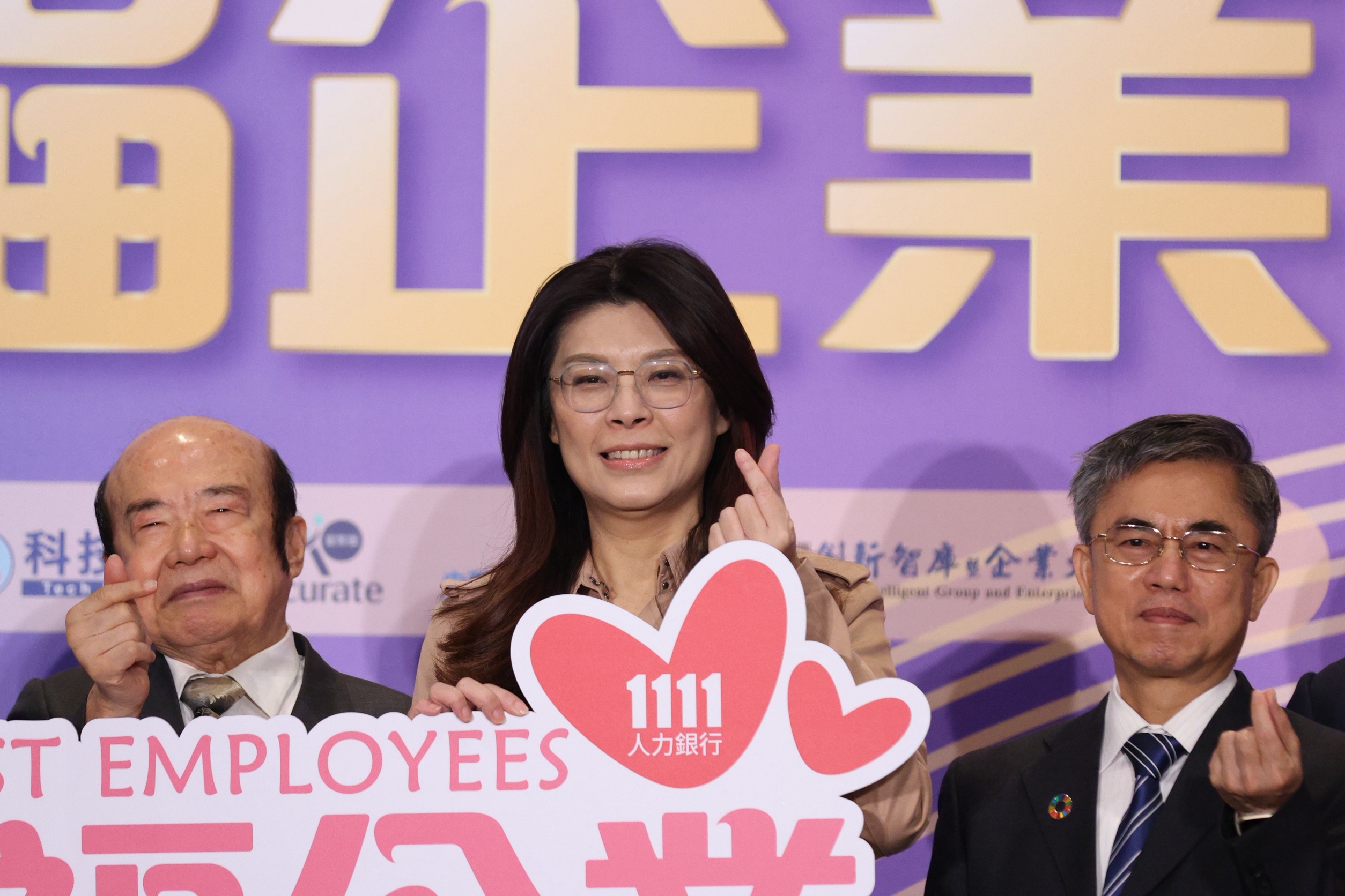 面對媒體追問國共論壇與鄭習會,鄭麗文今日未有正面回應。(鏡報李智為)