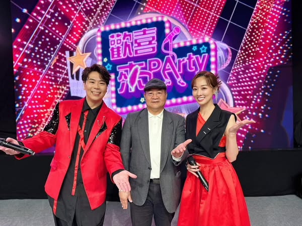 綜藝女神稱號的夏語心（右）去年與公視台語台台長呂東熹（中）及邵大倫（左）在《歡喜來party》節目錄影現場合影。（翻攝自高雄市立圖書館臉書）