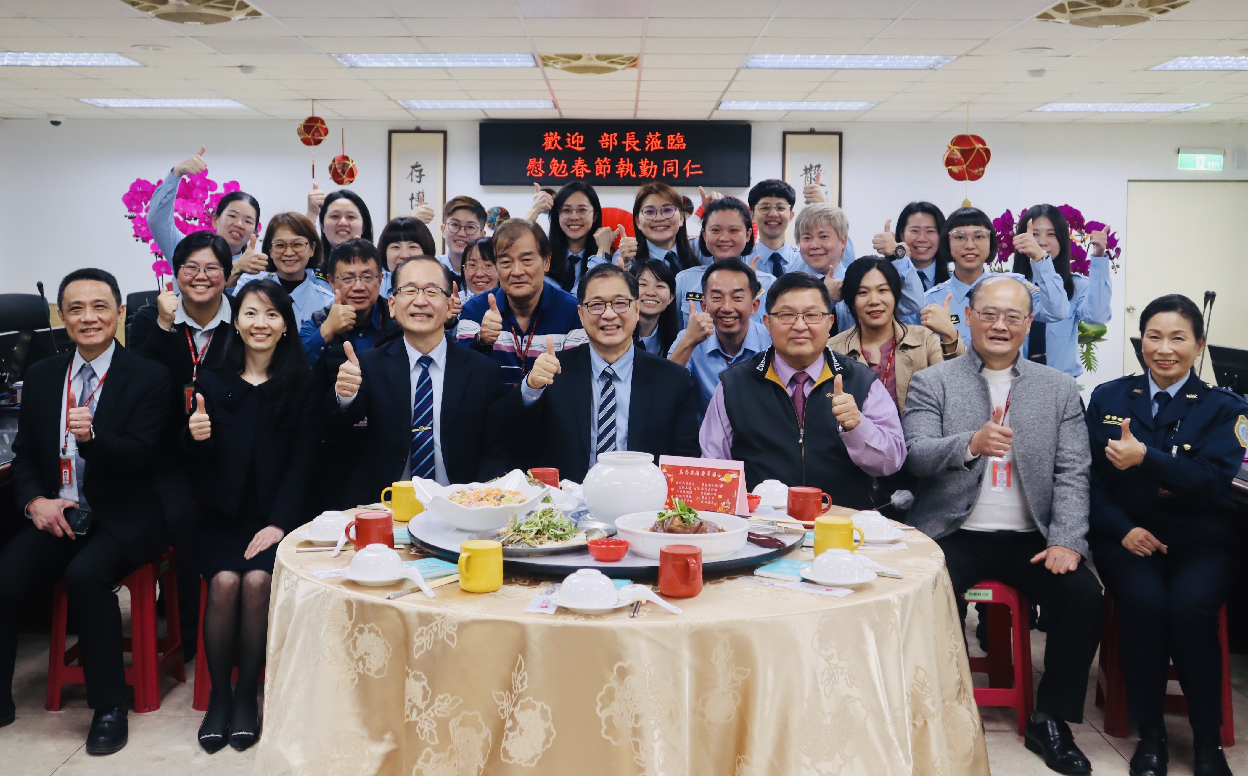 法務部長鄭銘謙今(13)日下午前往臺北監獄及桃園女子監獄，致贈留守同仁加菜金與水果禮盒，勉勵落實柔性的矯正復歸工作。（法務部提供）