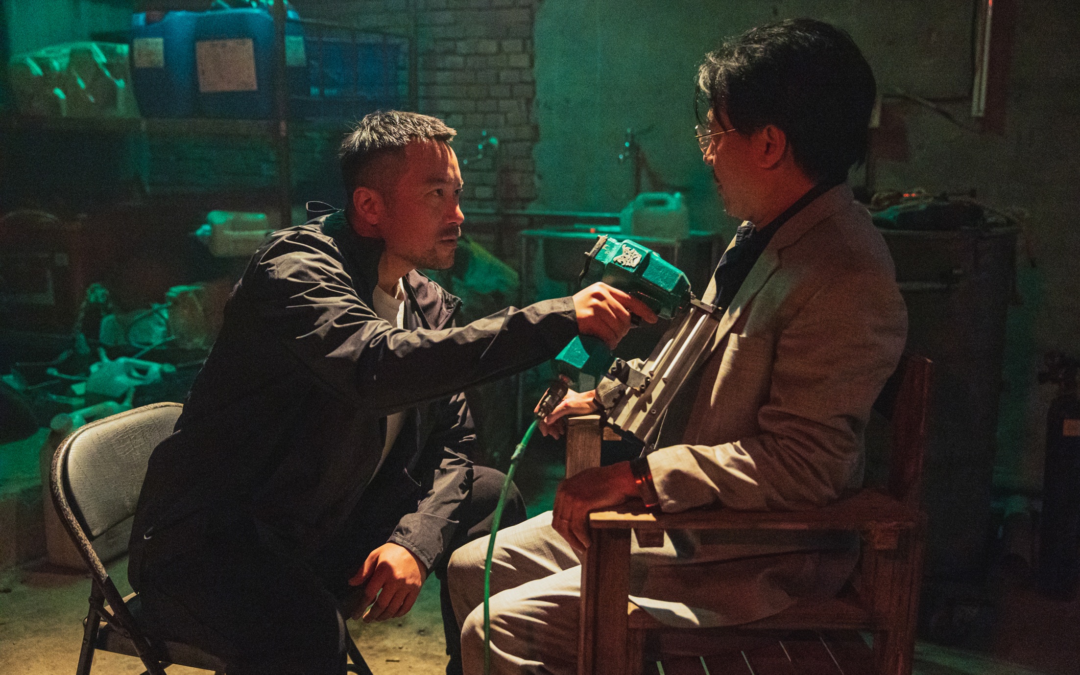 為找出真相，一心想復仇的張孝全（左）使出各種手段威逼尹昭德（右）。 （華映娛樂提供）