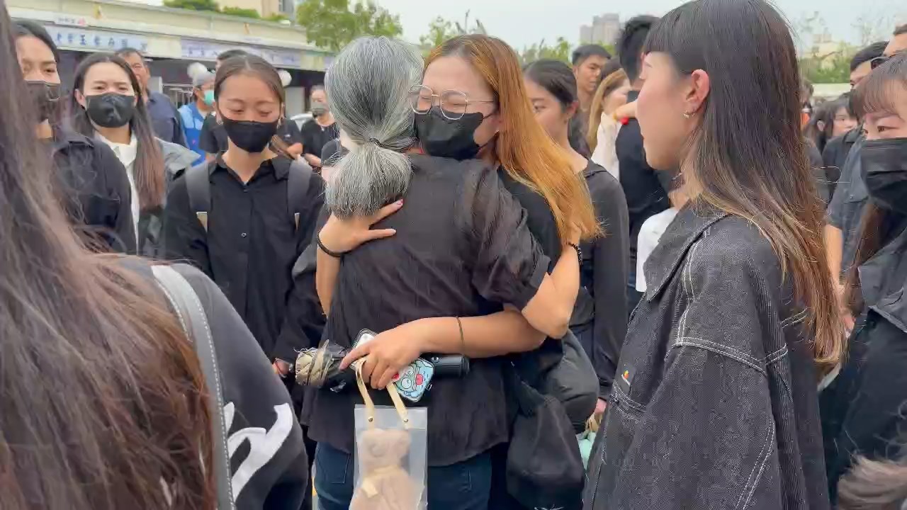 親友來送鄭詠心最後一程,在告別式會場外擁抱她的母親。(鏡新聞)