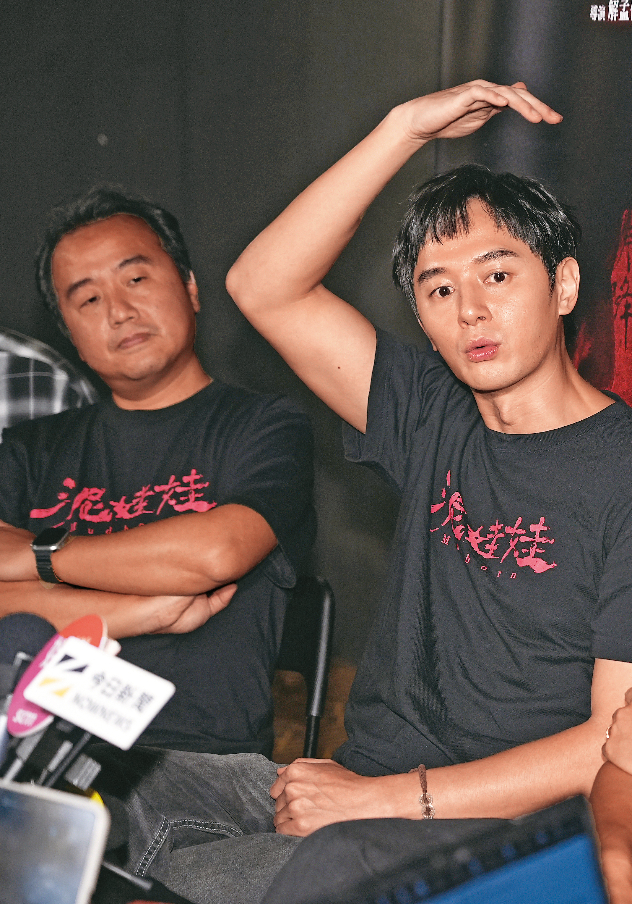 這畫面好像自帶什麼氣味…不過如果是張軒睿(右)的話,小編自願當個聞腋青年喔!左為監製陳亮材。