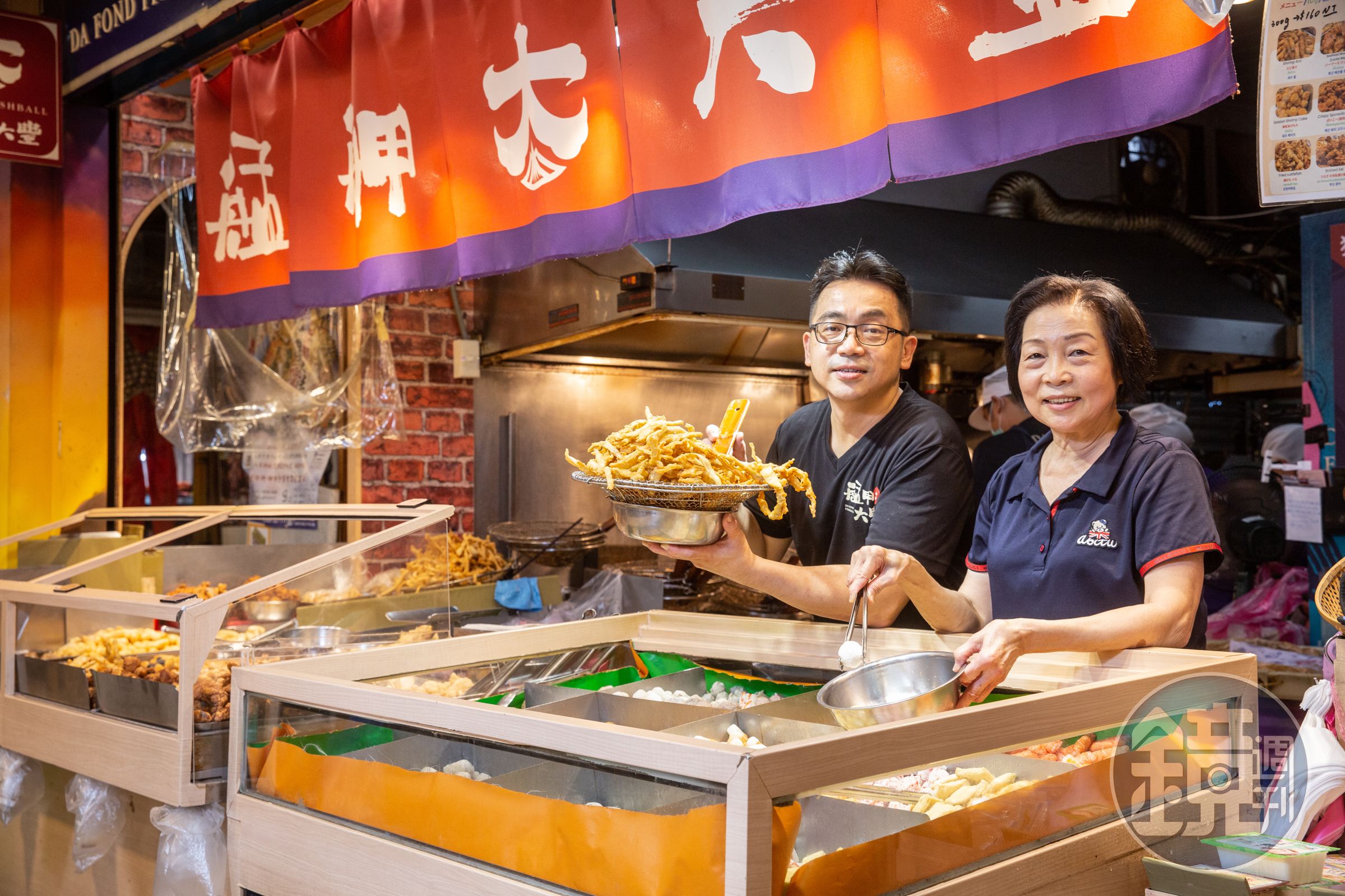 鄭靖騰(左)接手艋舺大豐後,積極改造老店,也深獲母親鄭曾豔鳳(右)認同。
