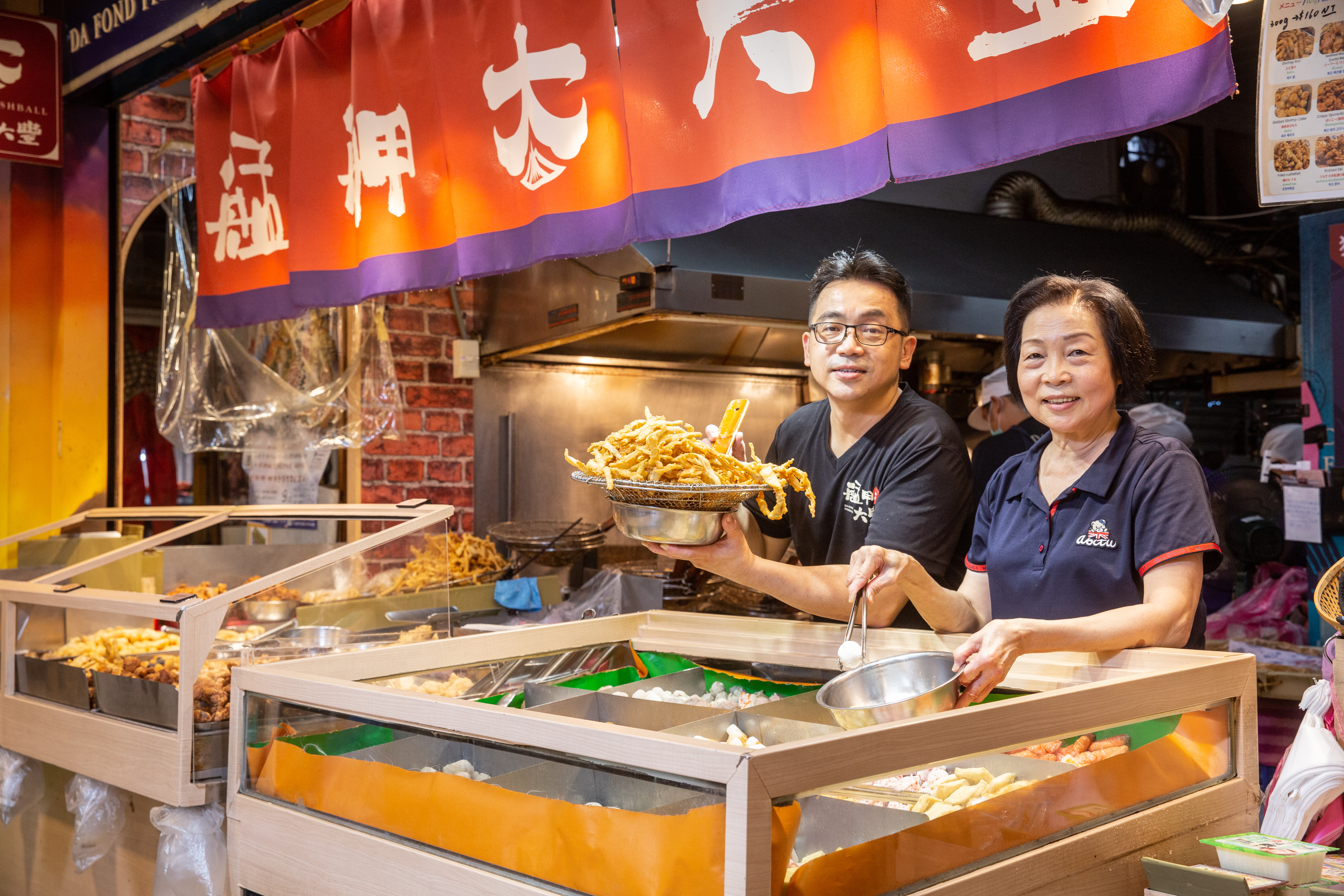 鄭靖騰(左)接手艋舺大豐後,積極改造老店,也深獲母親鄭曾豔鳳(右)認同。
