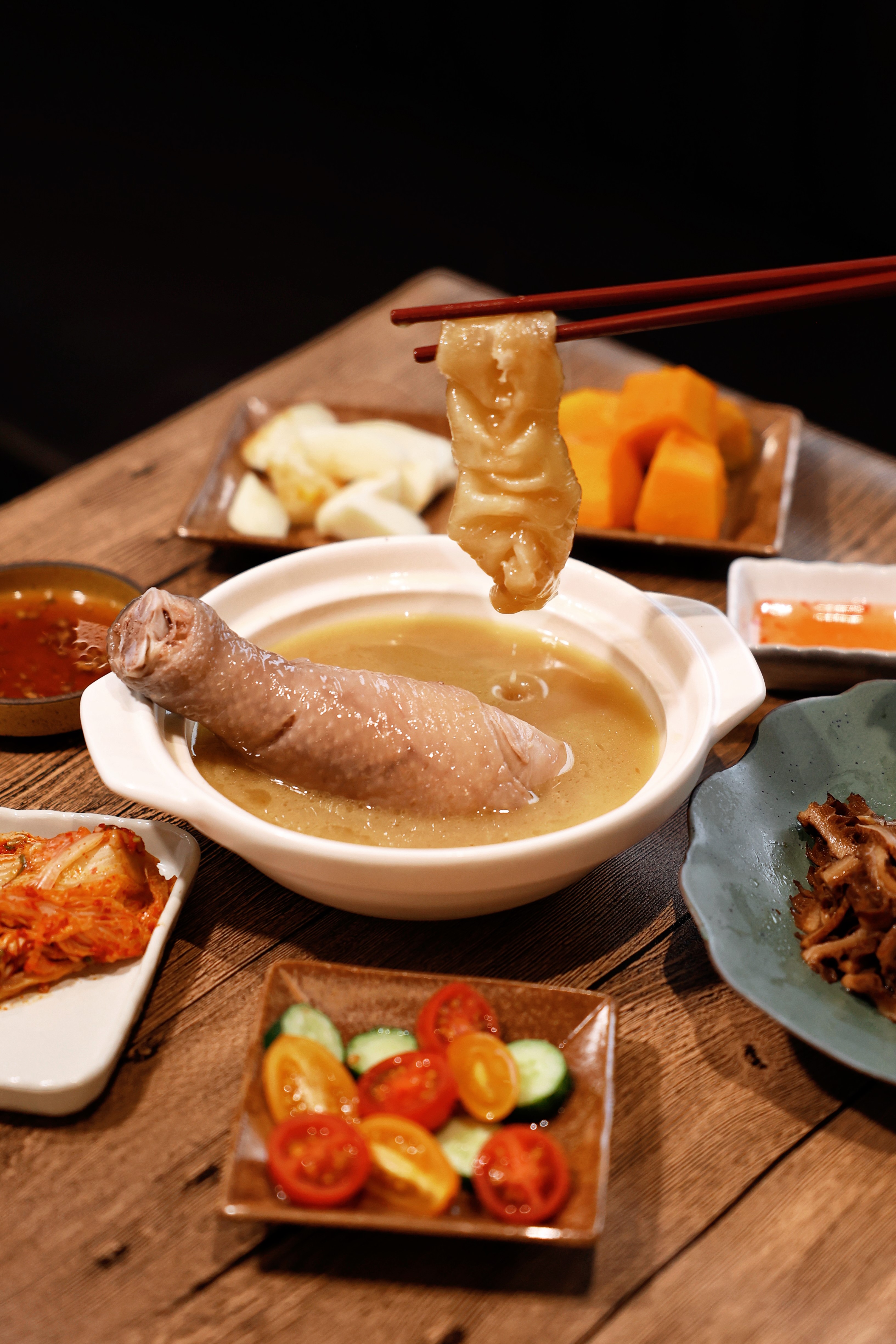 「花膠雞白濃湯」選用老母雞、豬肩肉、金華火腿、日本干貝，加入紅棗、枸杞、淮山、無花果乾，5小時慢火細熬，造就醇厚湯頭，特選陳年非洲鱸魚花膠筒，經3日泡發去腥的繁複工序，輔以肉質紮實的放山紅羽土雞腿，湯頭蘊含來自花膠的豐厚膠質，口感稠潤滑順，滋潤養顏。（580元／份）（好好養湯提供）