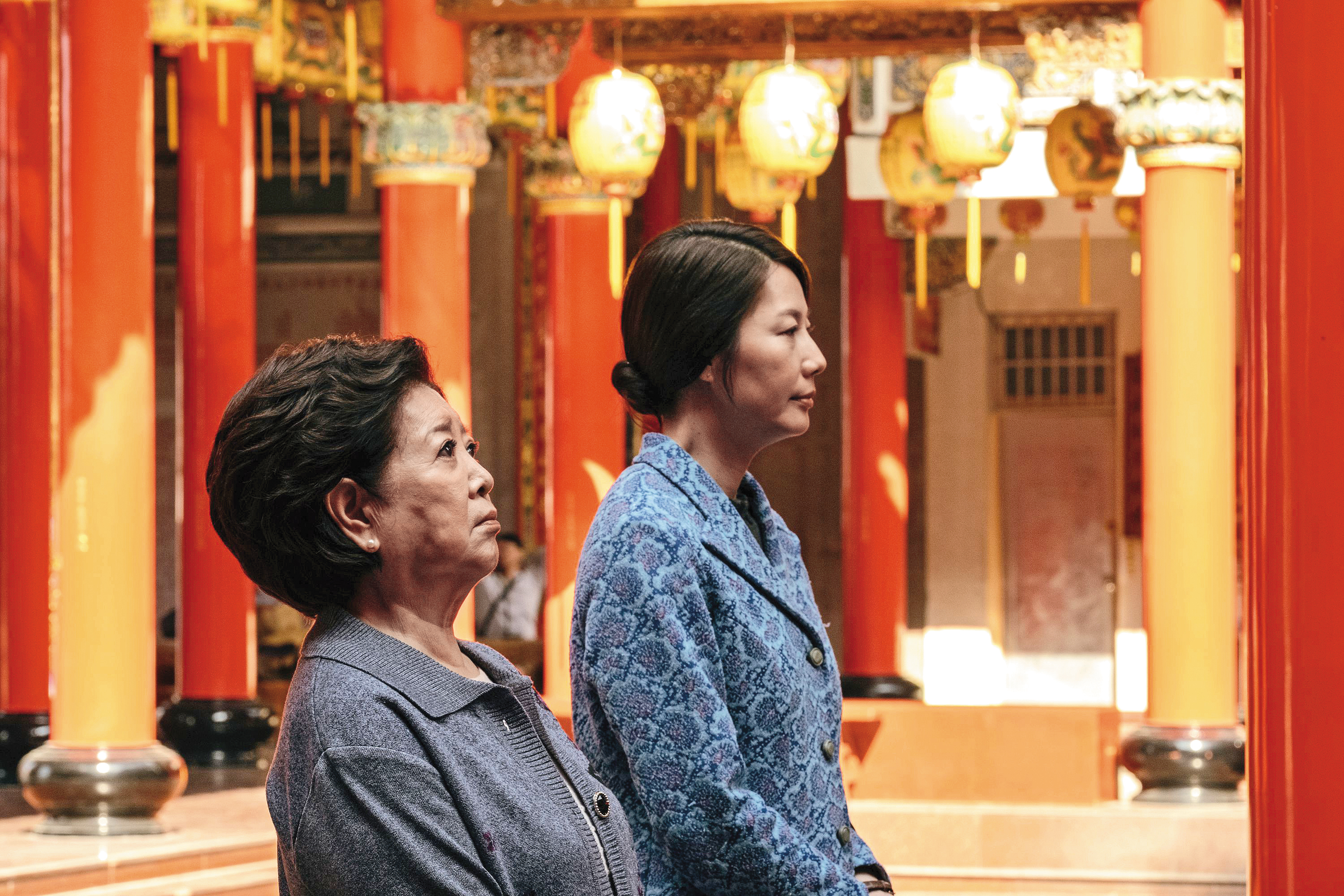 電影《孤味》當中,丁寧(右)與陳淑芳(左)同台演出,一個冷靜、一個內心澎湃,滿滿的情緒轉折,營造出全片高潮。(威視電影提供)