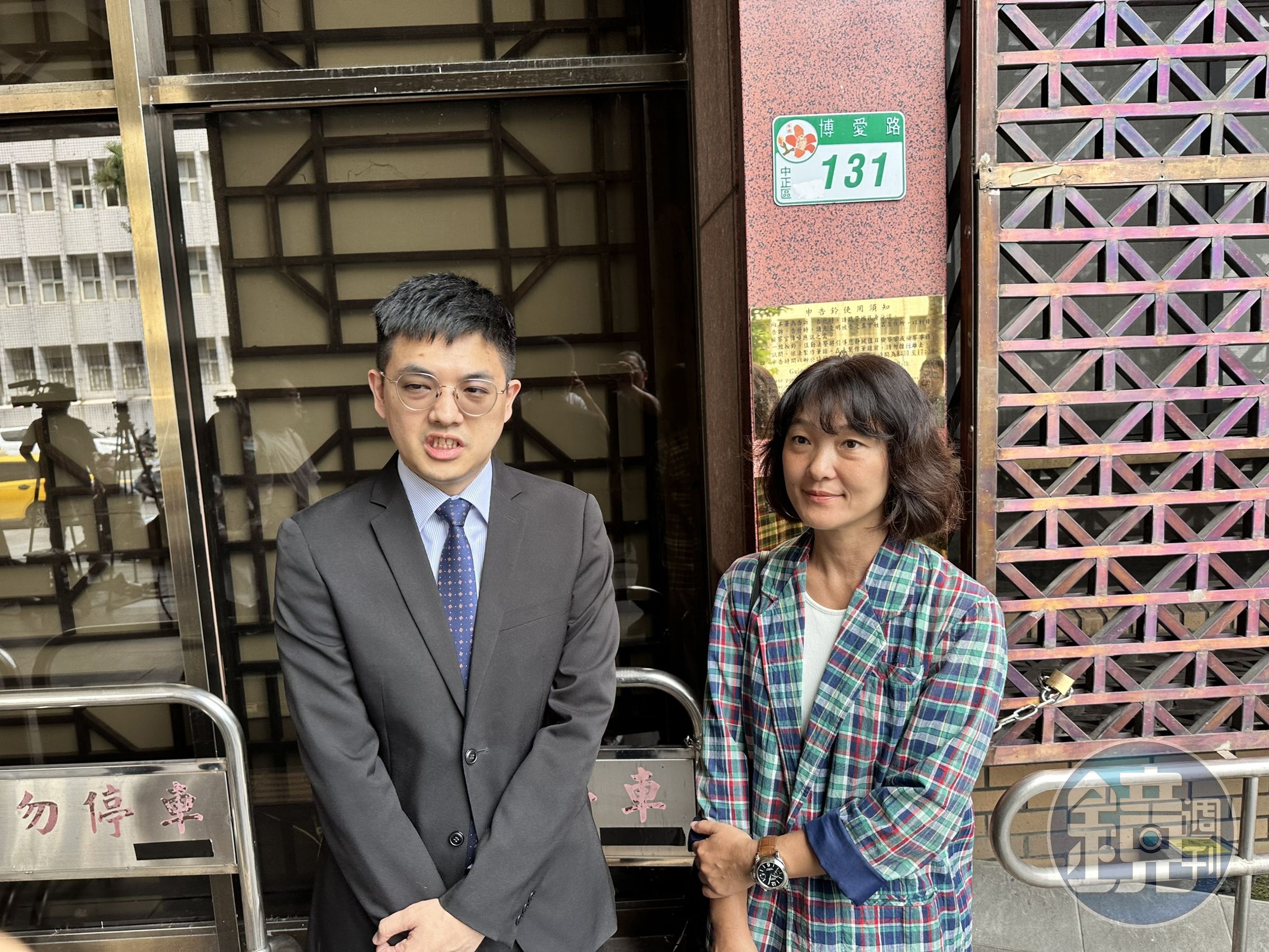 陳政熙律師(左)與泰山行銷副總鈕安澤代表泰山公司至台北地院對中聯油等4公司提告求償10億。