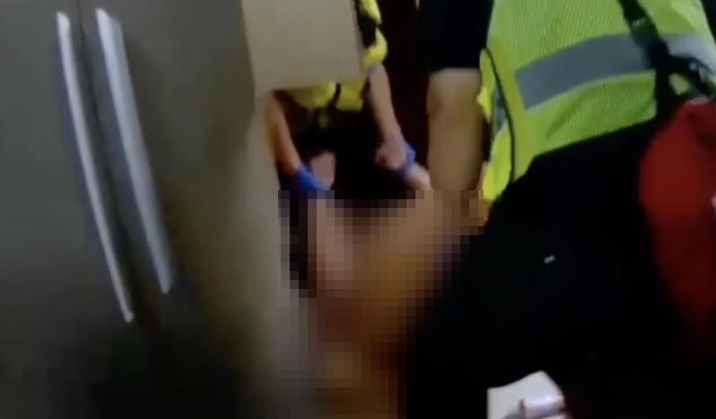 34歲詹姓男子被救出時全裸不斷抽搐，救護人員研判疑似中風，立即處理並將人送醫治療。（翻攝畫面）