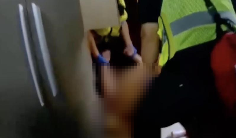 34歲詹姓男子被救出時全裸不斷抽搐，救護人員研判疑似中風，立即處理並將人送醫治療。（翻攝畫面）