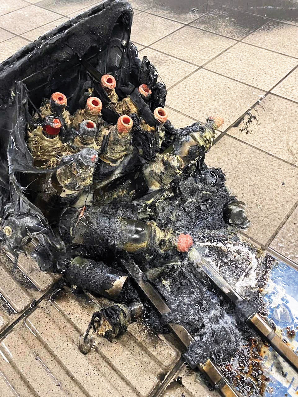 余家昶肉身阻止張文恐攻，也讓張文整箱的汽油彈因此毀損、無法傷人。（翻攝畫面）