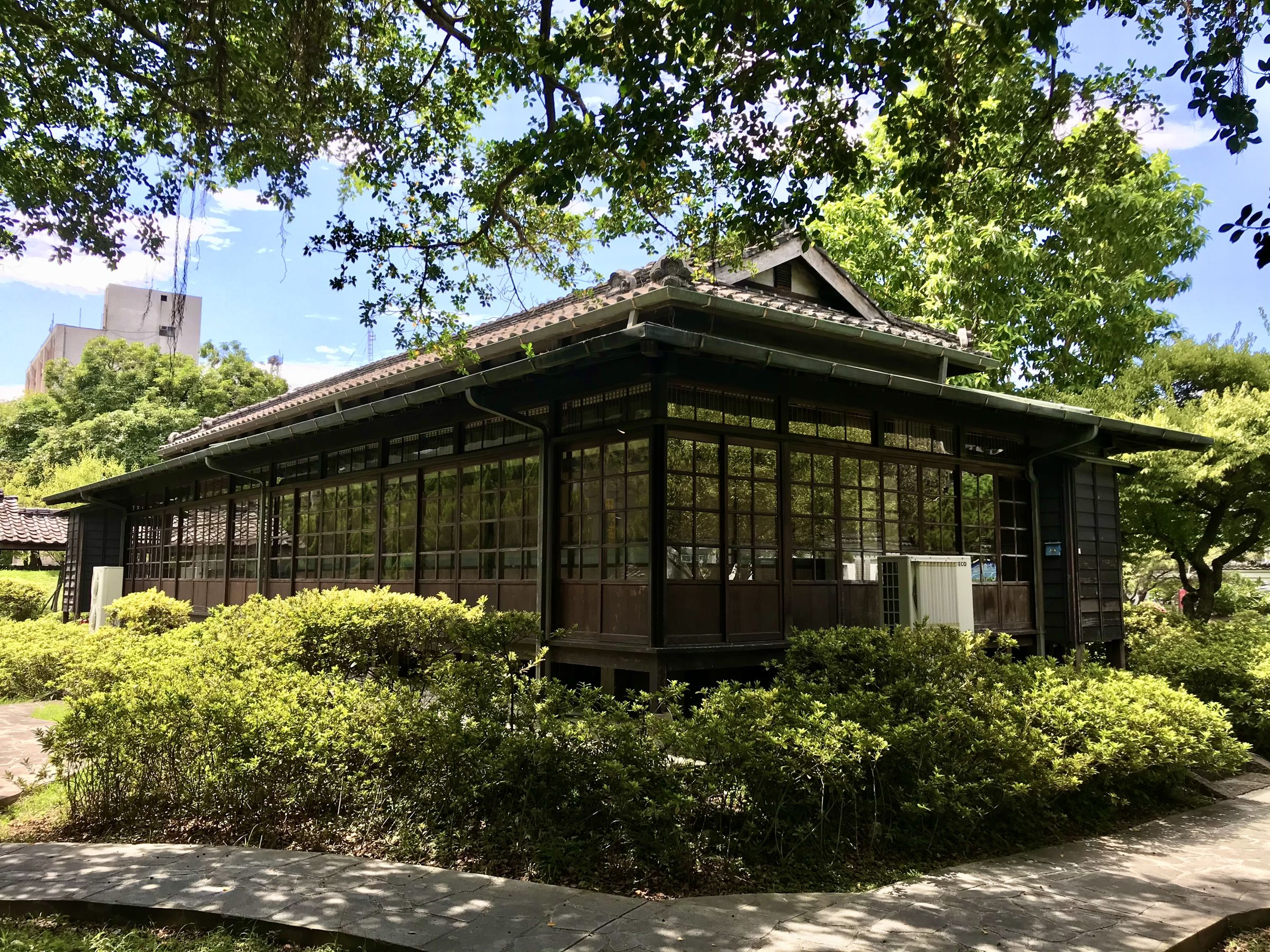 梅屋敷為日治時期高級料亭,部分遺留建築後來改為國父史蹟館,並拆遷至現今台北車站旁。(來源:Outlookxp/Wikipedia, CC BY-SA 4.0)