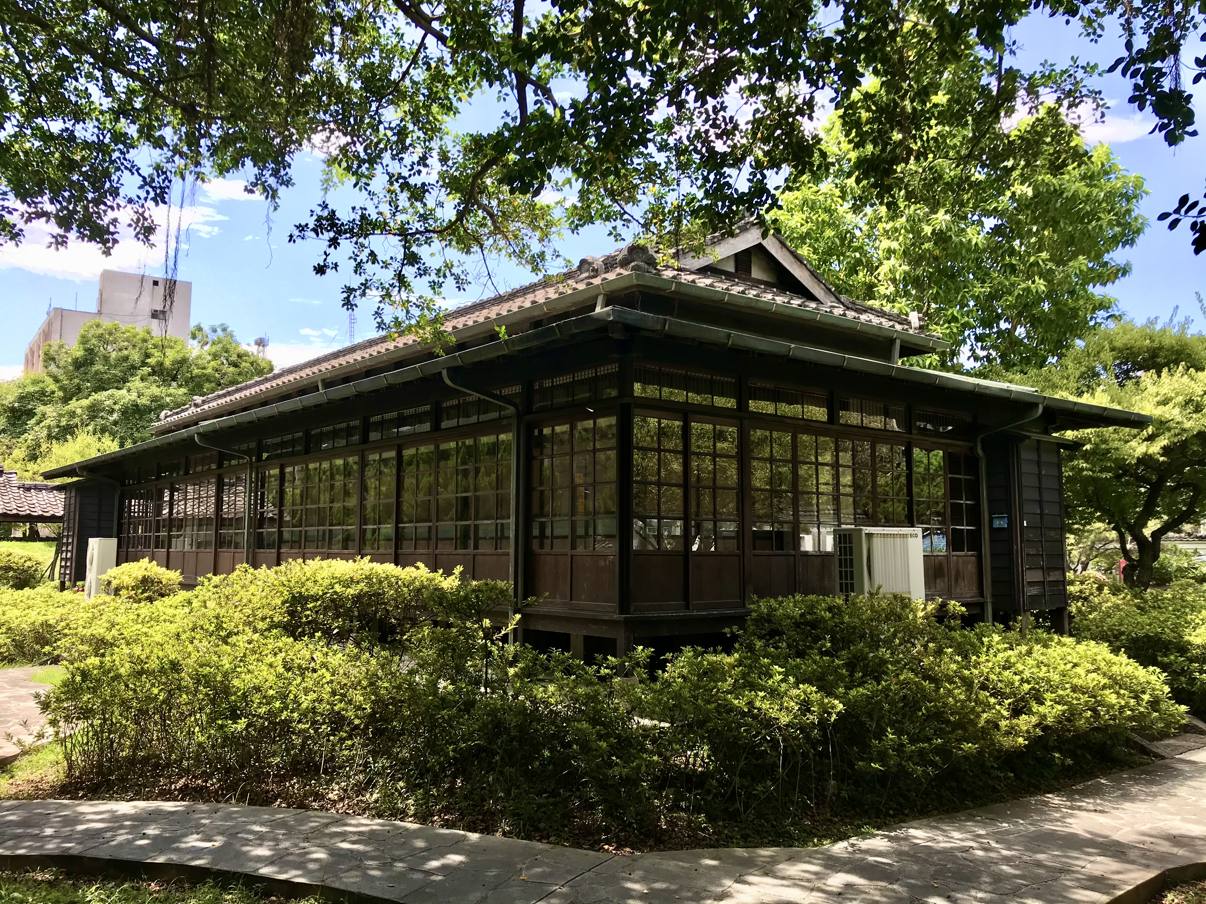 梅屋敷為日治時期高級料亭,部分遺留建築後來改為國父史蹟館,並拆遷至現今台北車站旁。(來源:Outlookxp/Wikipedia, CC BY-SA 4.0)