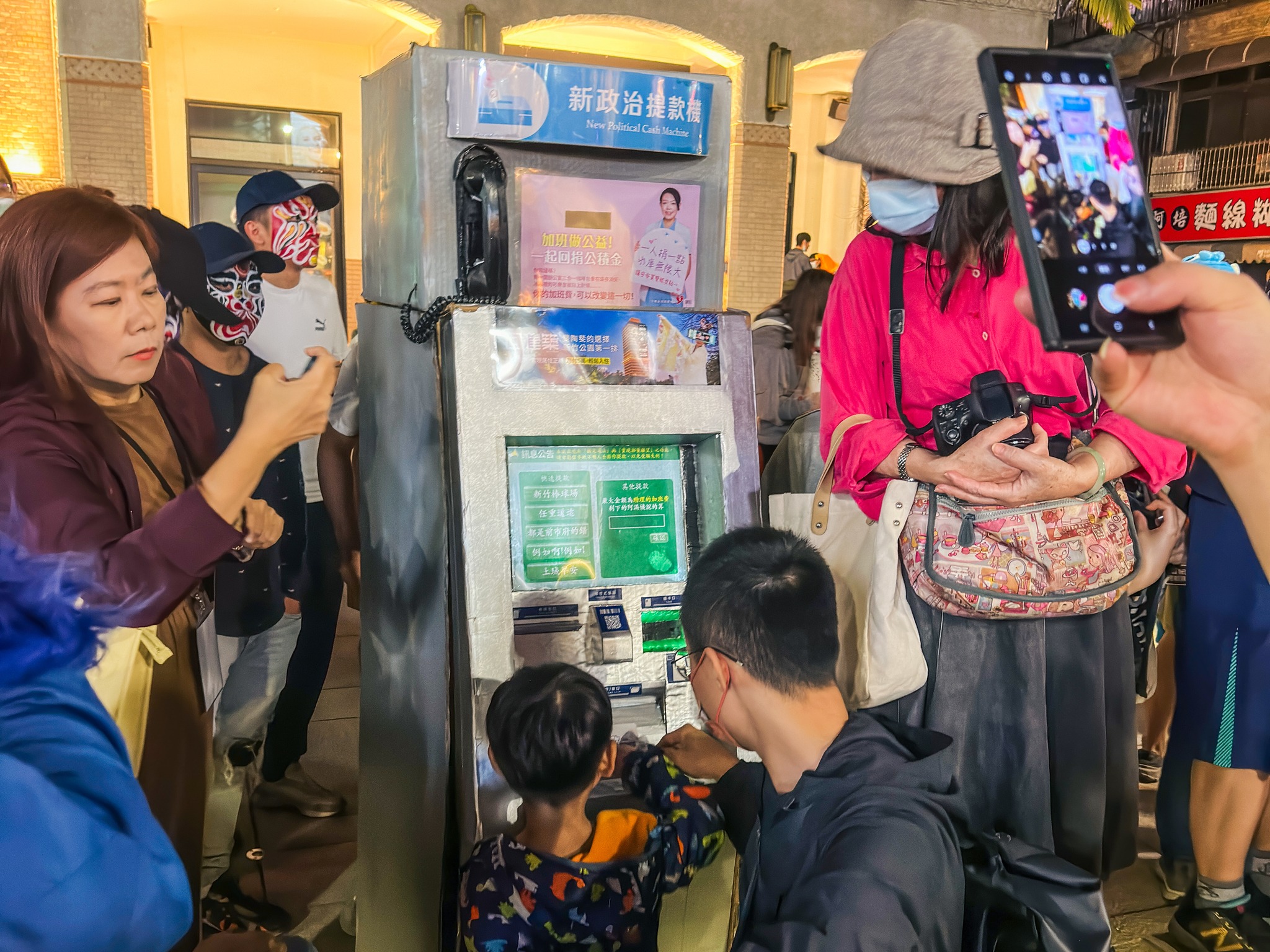 民眾扮成「新政治提款機」參加竹市萬聖節活動，卻遭臉譜男團團包圍。（翻攝自新竹市新政治臉書）