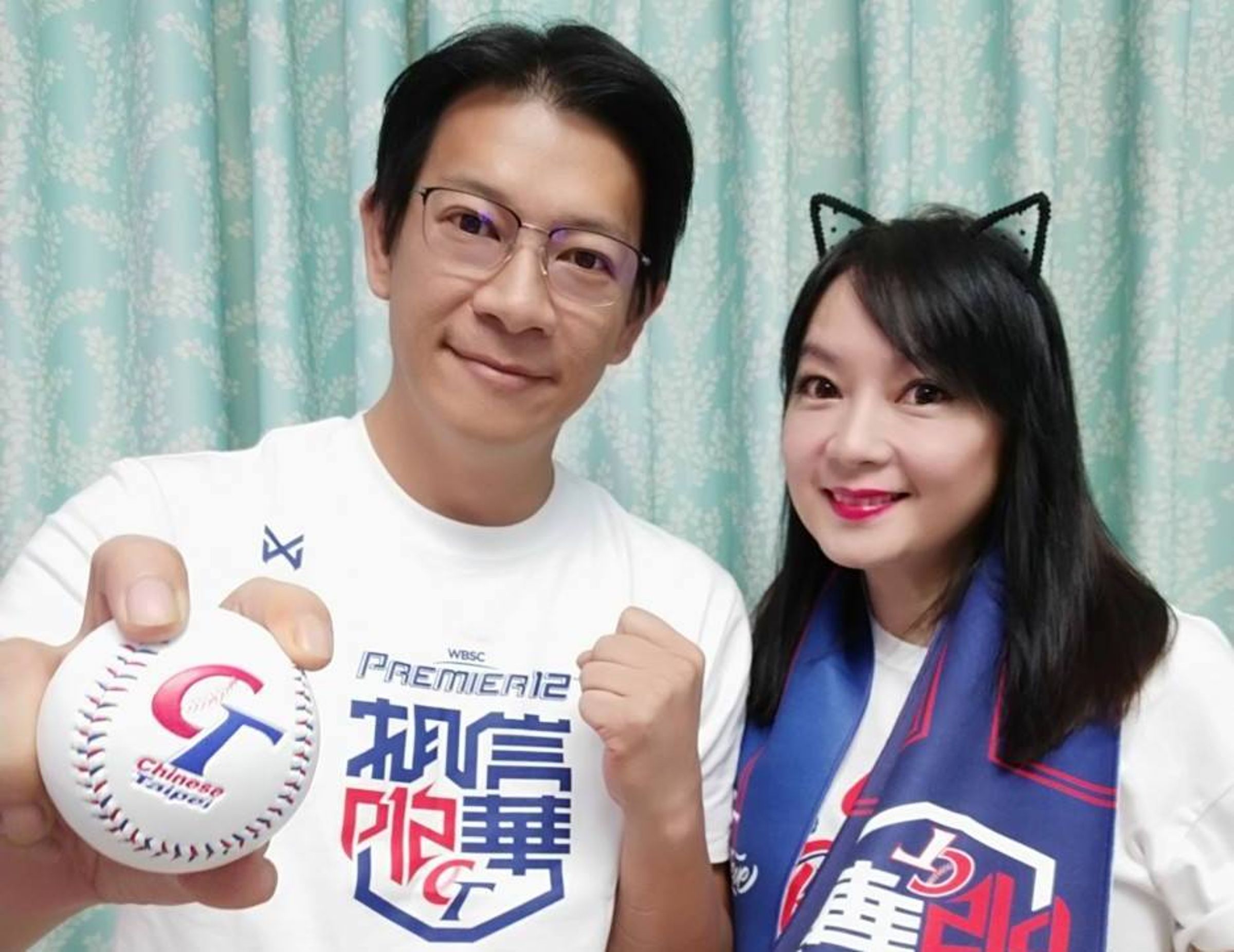 徐展元(左)和妻子谷懷萱(右)都在替台灣隊加油。(翻攝徐展元臉書)