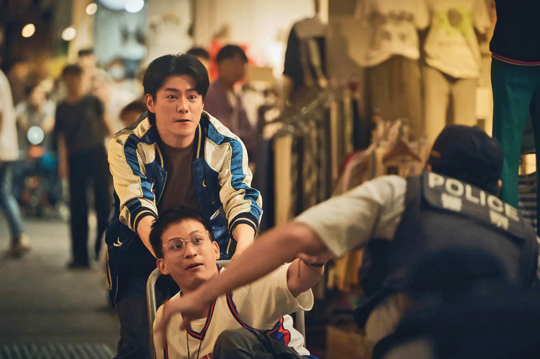 李程彬(後)主演的《成功路上》,4日起每週日在公視台語台和華視播出。前為演員黃奇斌。(華視、公視台語台提供)