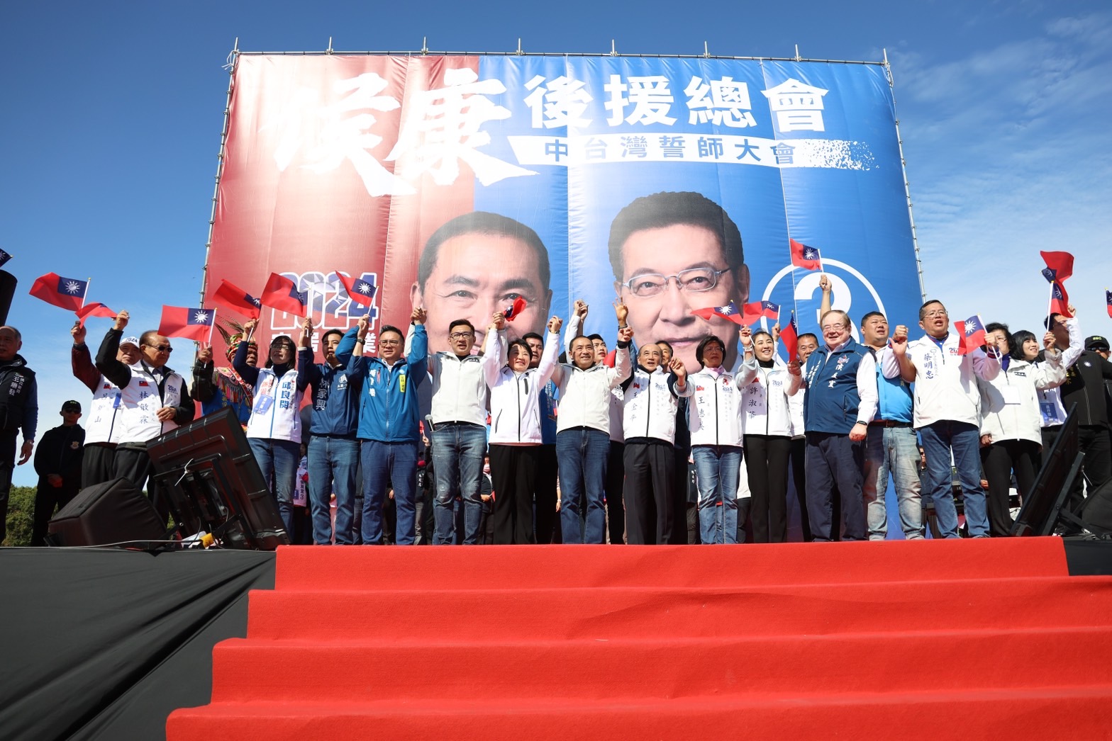 國民黨今(24)日上午在台中烏日高鐵前廣場舉辦「侯康後援會中台灣誓師大會」,台中市長盧秀燕力挺侯友宜,更以藍營一姐魅力號召中台灣5縣市支持者大集結。(台中市政府提供)