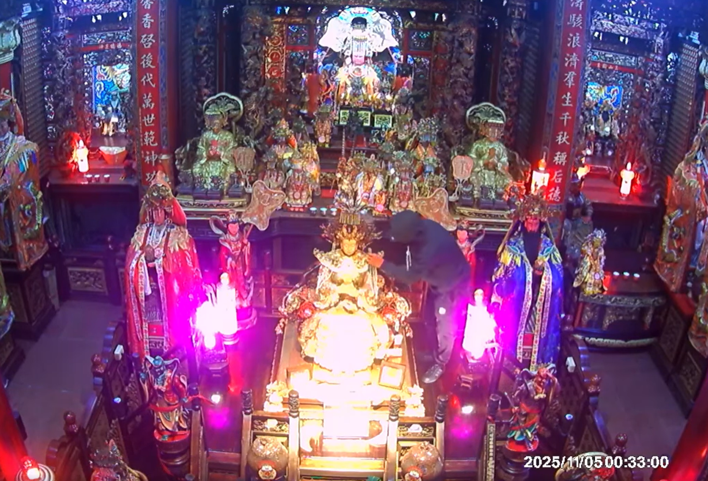 宜蘭縣南方澳進安宮5日凌晨遭竊,竊賊潛入偷走價值上千萬的珊瑚與黃金飾品。(翻攝臉書社團「南方澳(北方澳)進安宮寶石珊瑚媽祖」)