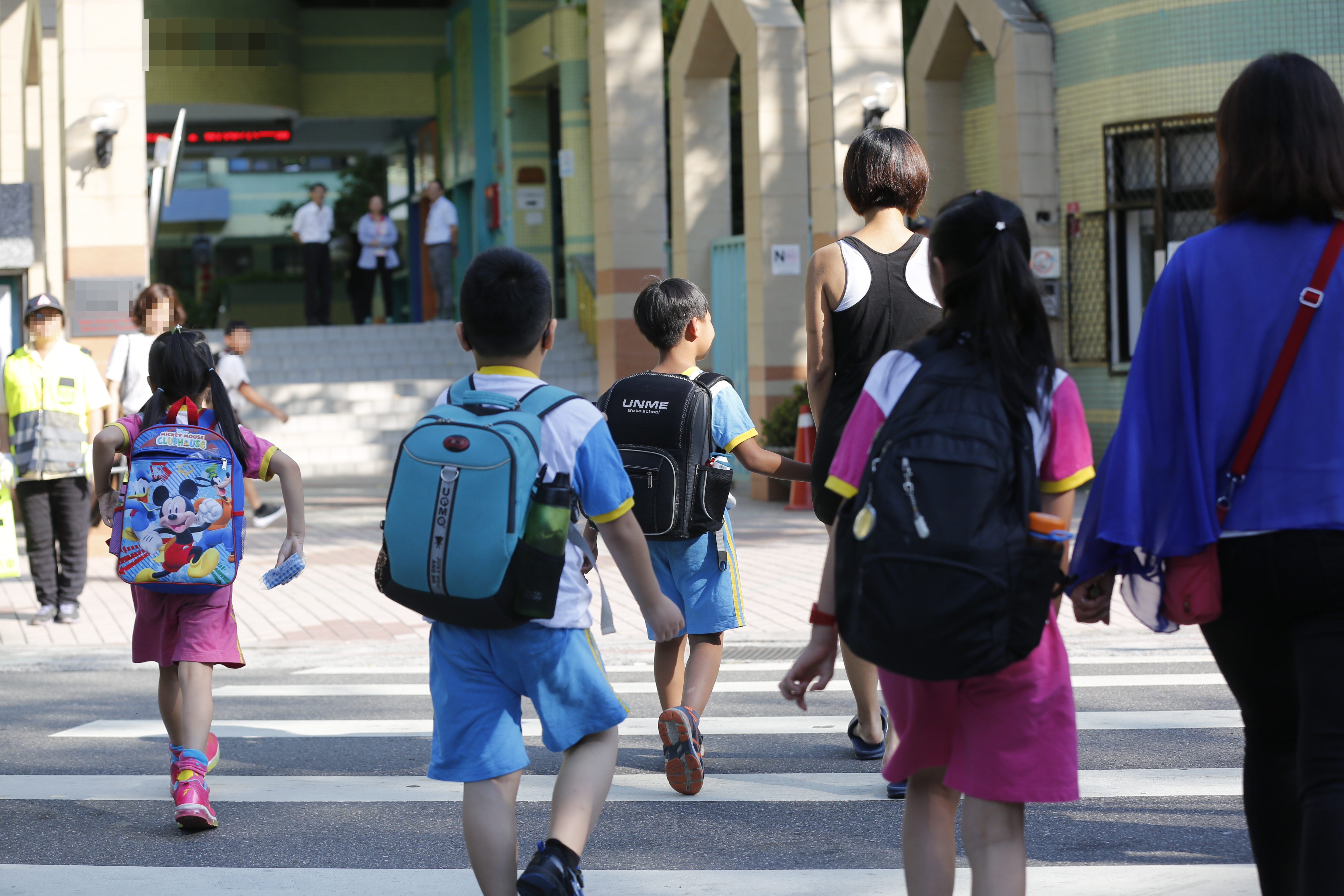 一名國小女老師受訪時表示，之所以願意具名連署罷免藍委，是因為希望自己和學生都能自由表達意見、被好好對待。圖為示意圖，非當事學校。（資料照片）