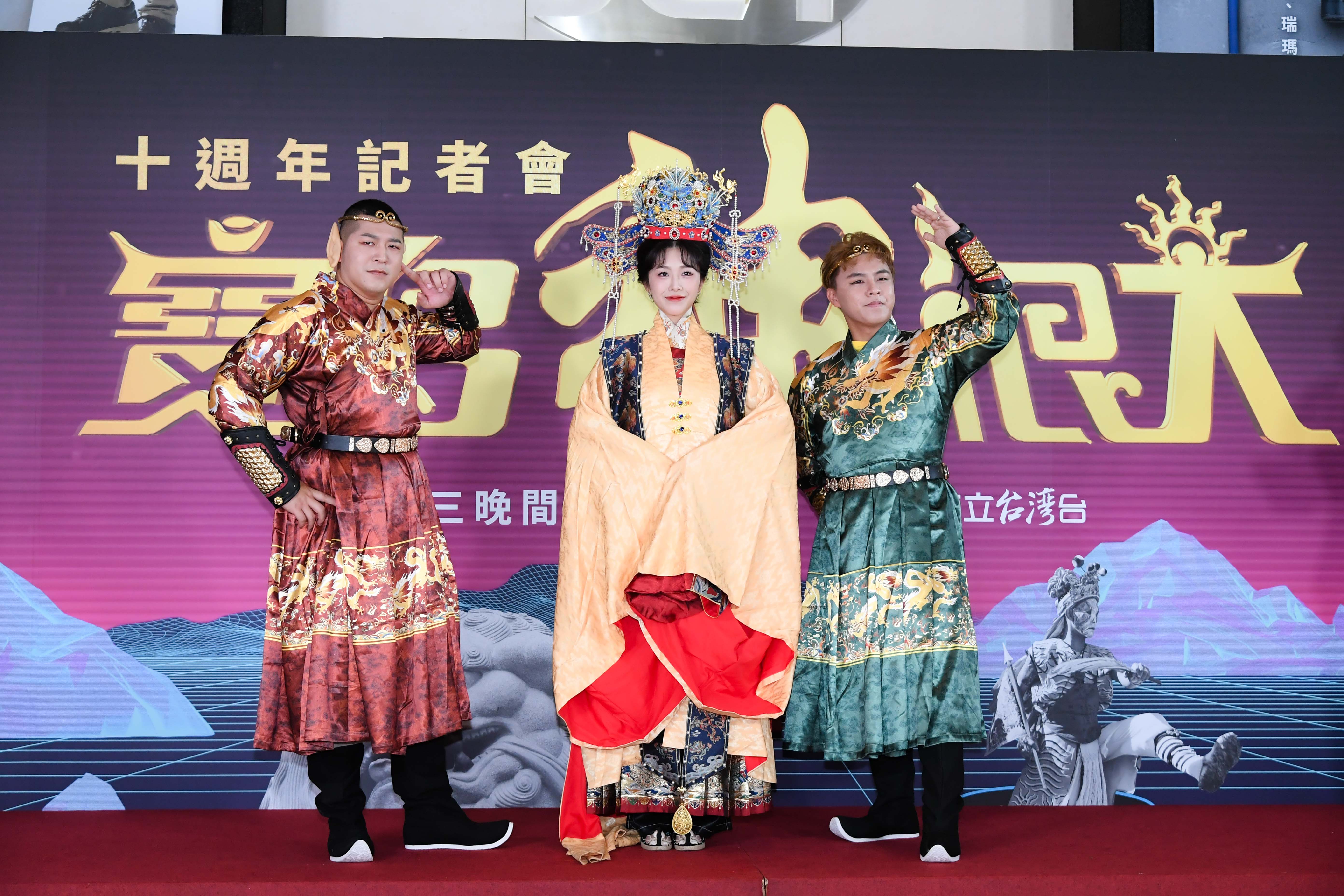 曾甜（中）罹患罕見疾病出席記者會透露病況。（三立提供）