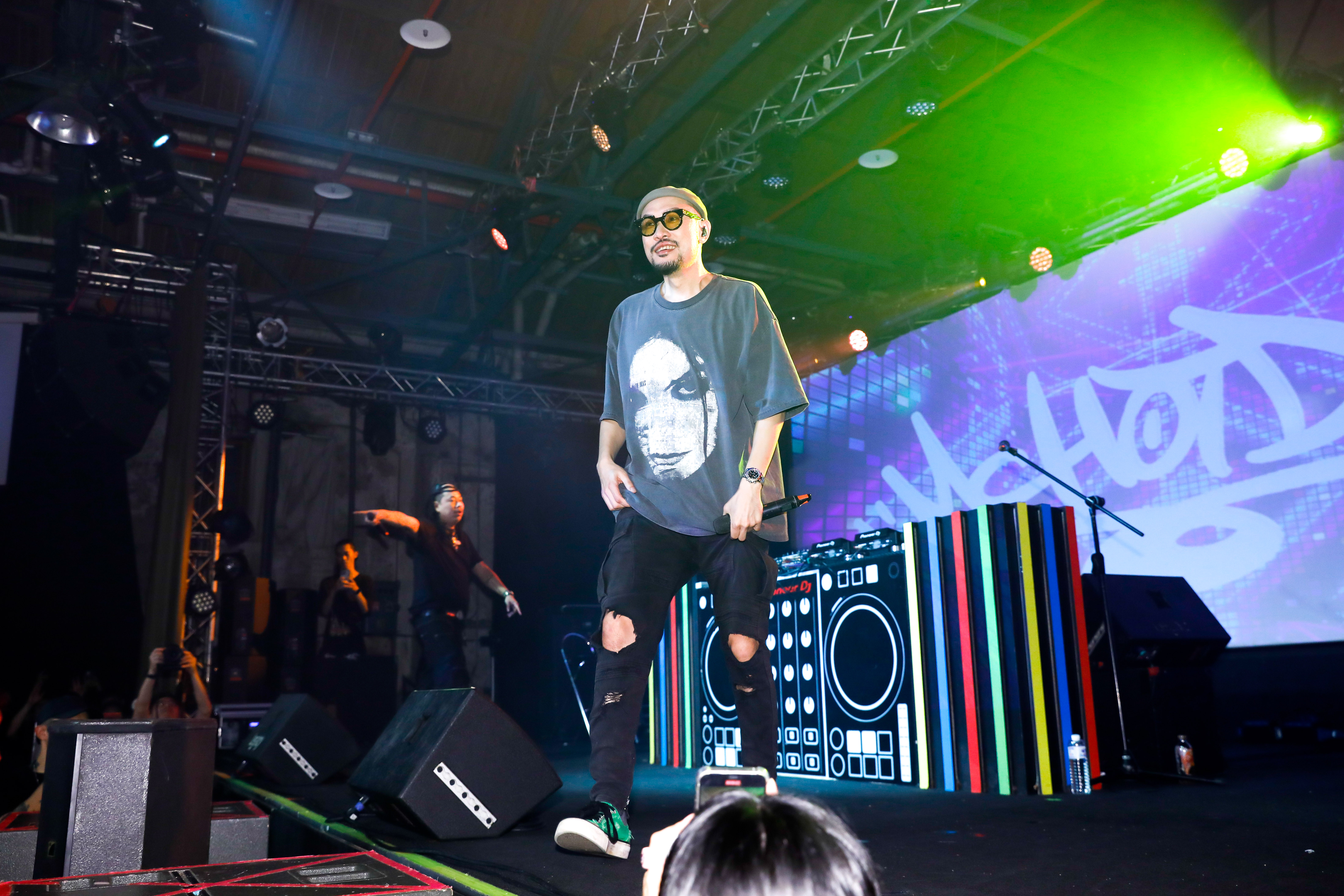 本屆金曲歌王MC HotDog熱狗表演時設備出包，接連換了2支麥克風才有聲音，場面一度尷尬。