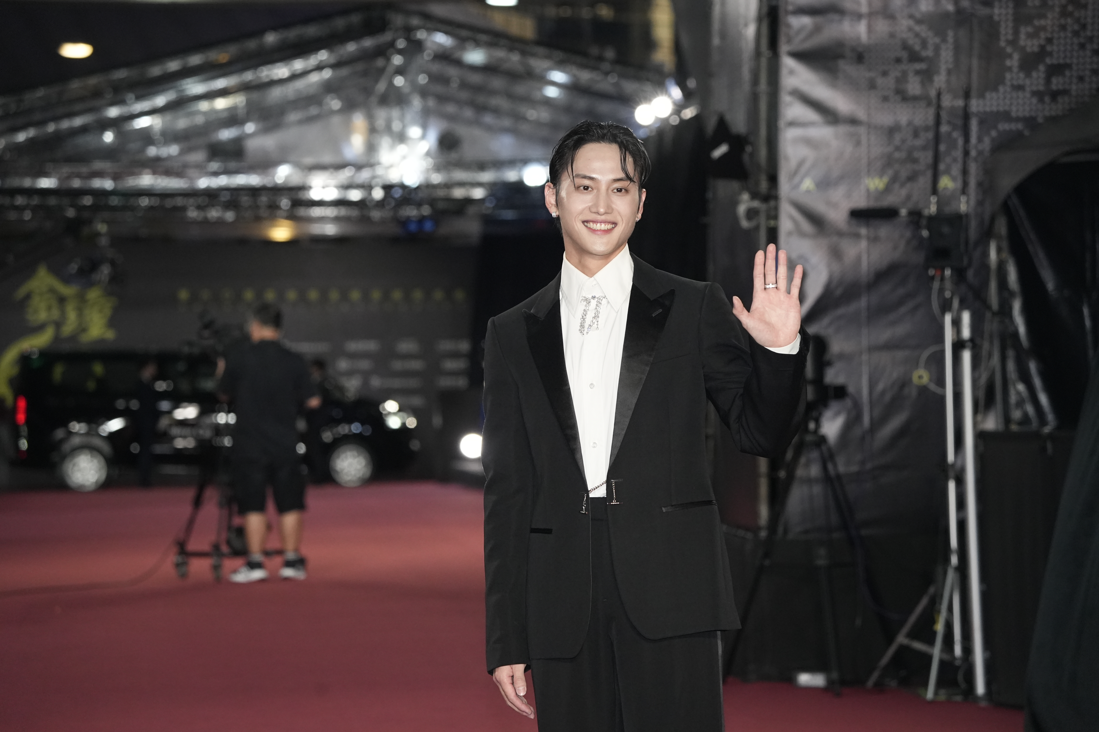 范少勳以McQueen黑白西裝搭上伯爵珠寶。