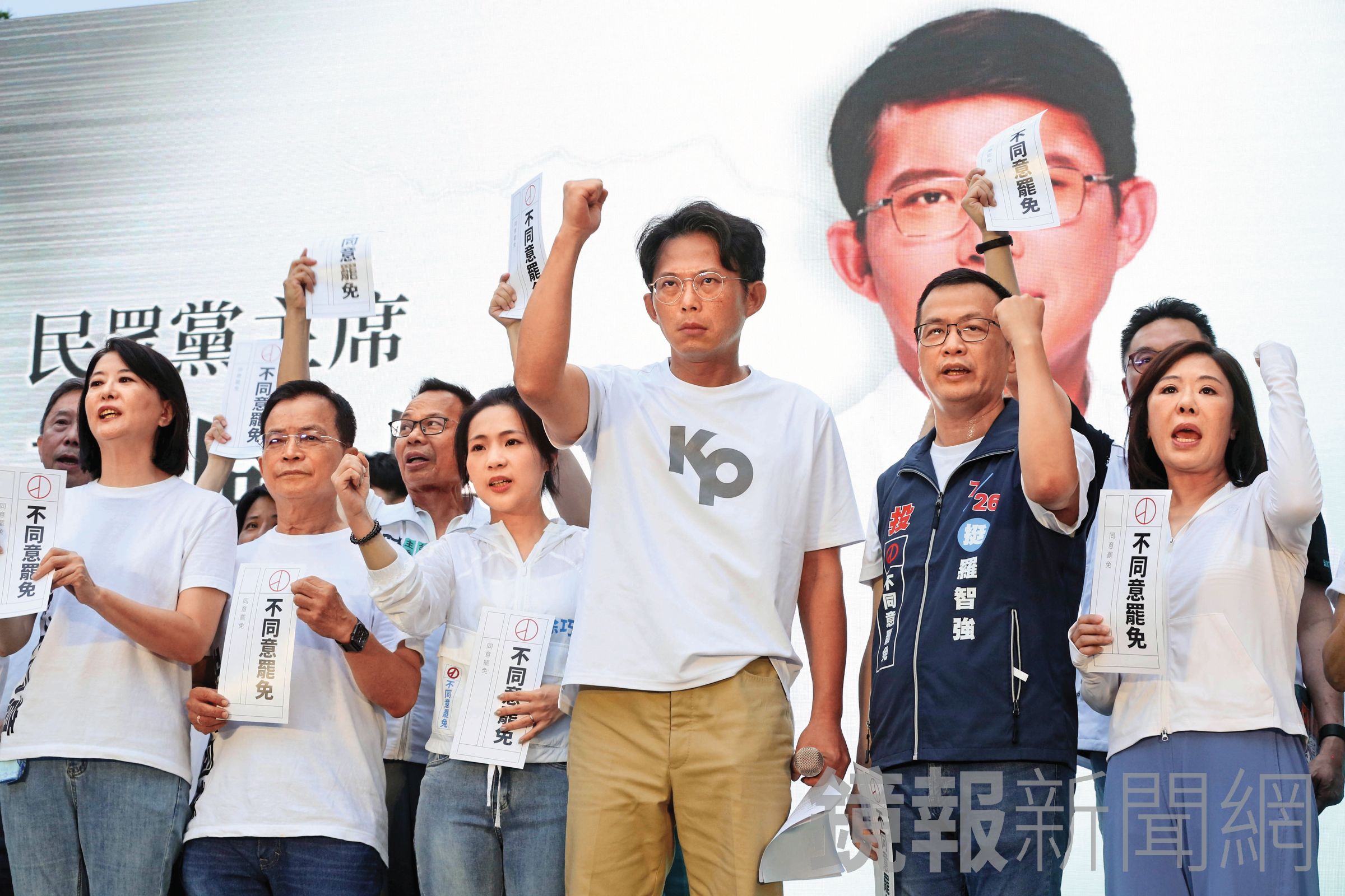 藍白聯手反罷告捷,黃國昌喊話賴清德道歉、卓內閣解散,並點名民進黨團總召柯建銘應知所進退。(鏡報董孟航)