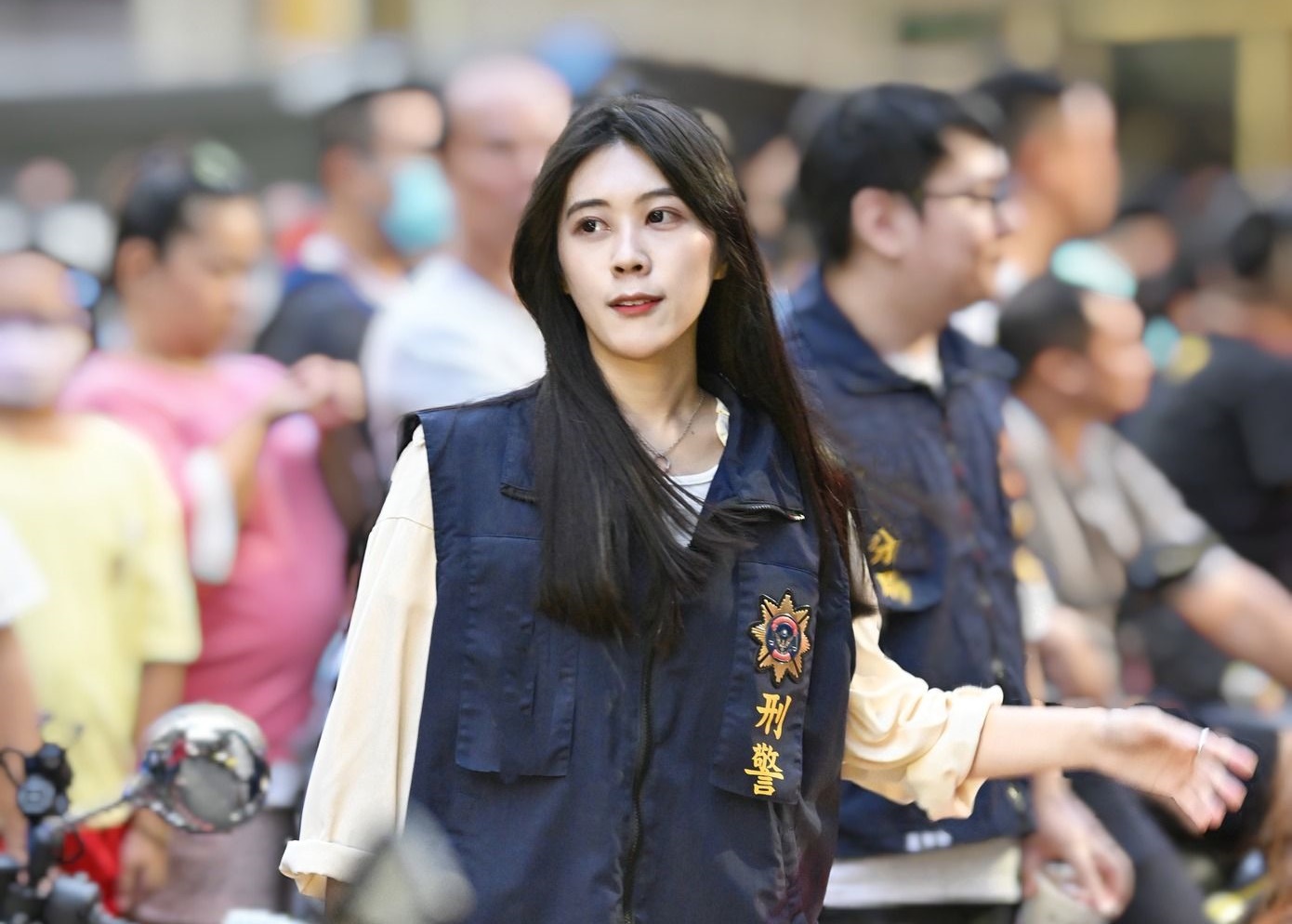 正妹女警執勤引發網友暴動。（翻攝自陣頭舞姬臉書） 