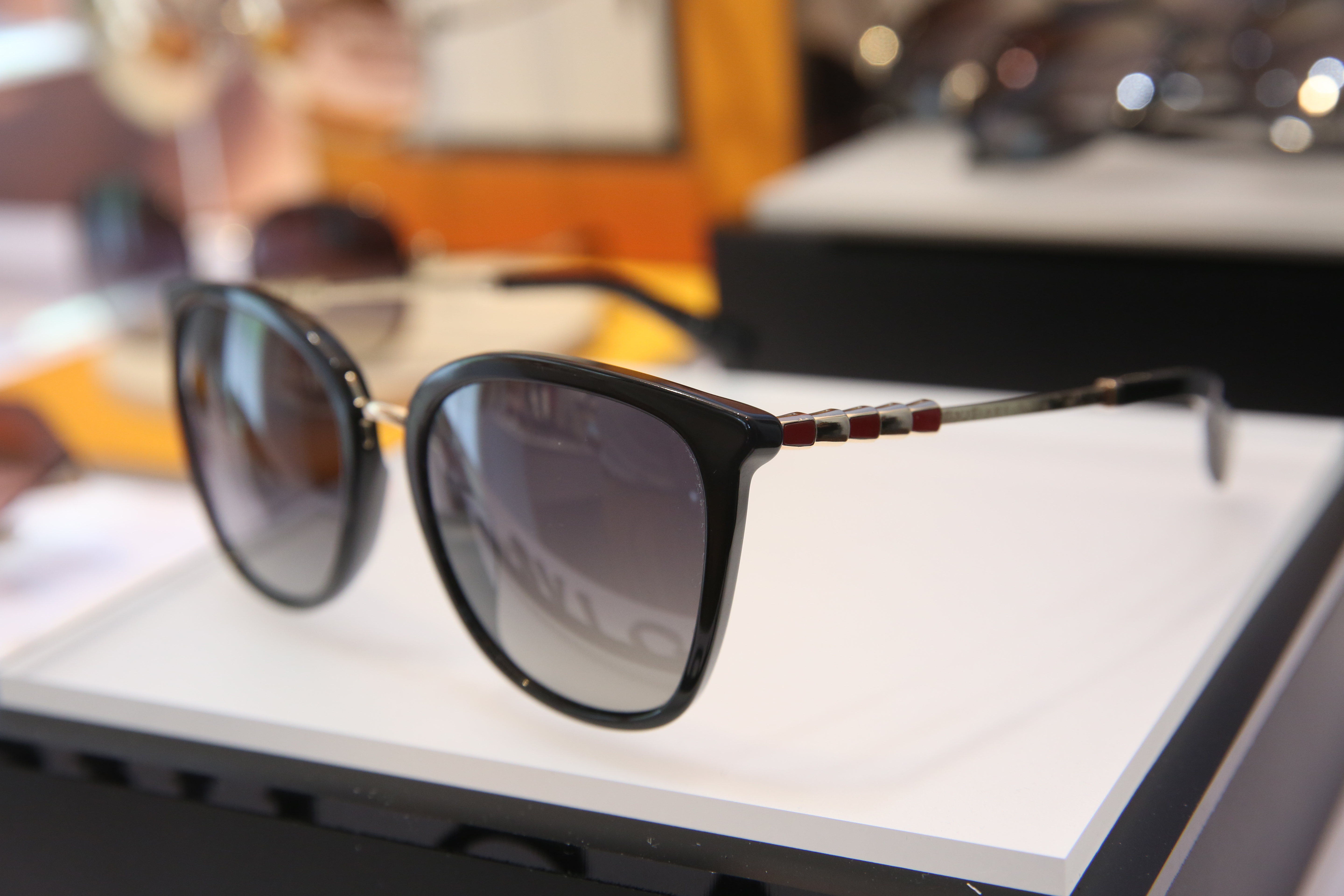 有鄉民好奇為何變色鏡片在台灣流行不起來，網友們紛紛留言點出2個關鍵因素。（示意圖，本刊資料照）