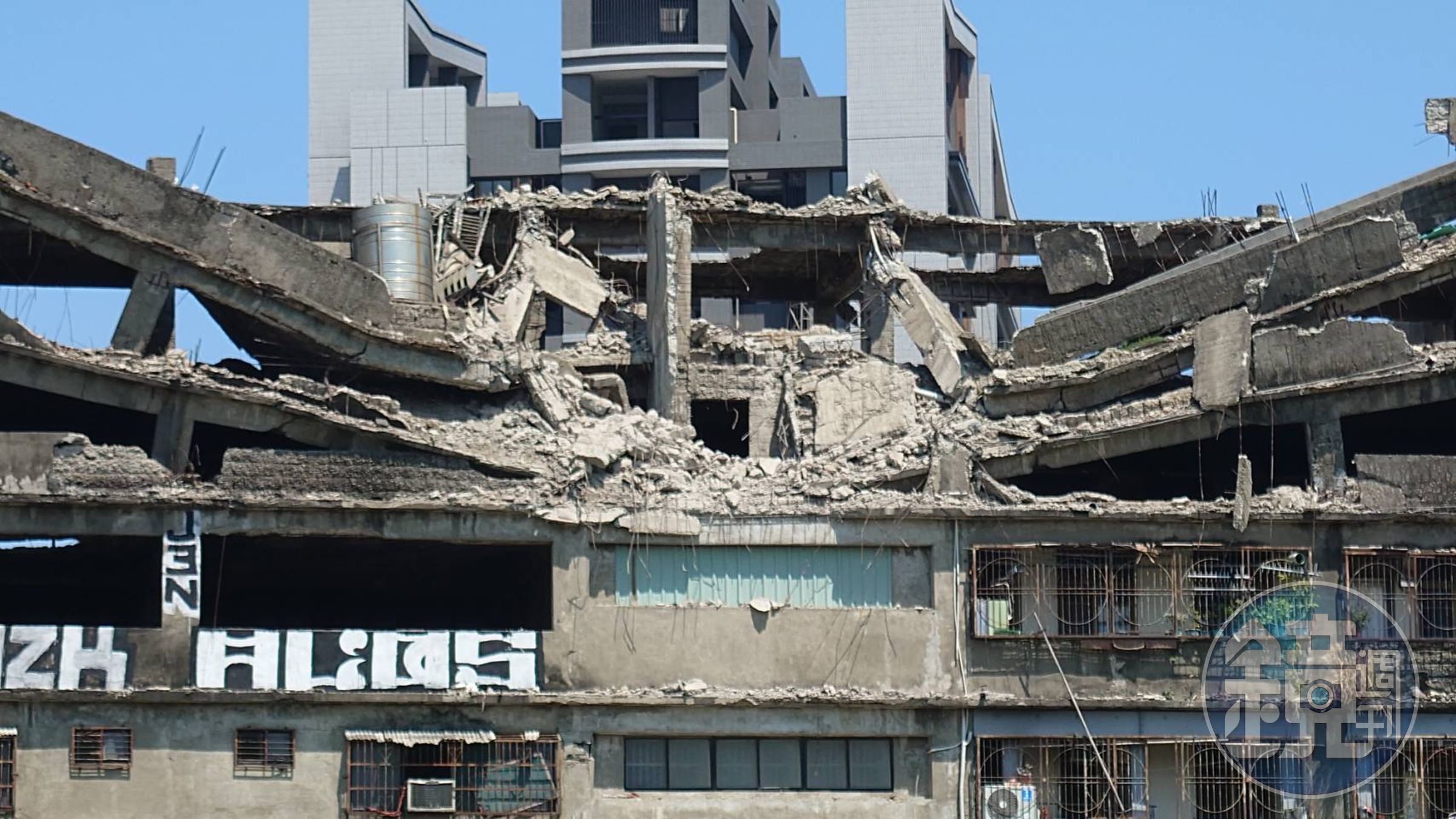 台中市清水區中興街一棟大樓5、6樓層突塌陷，所幸無人傷亡。