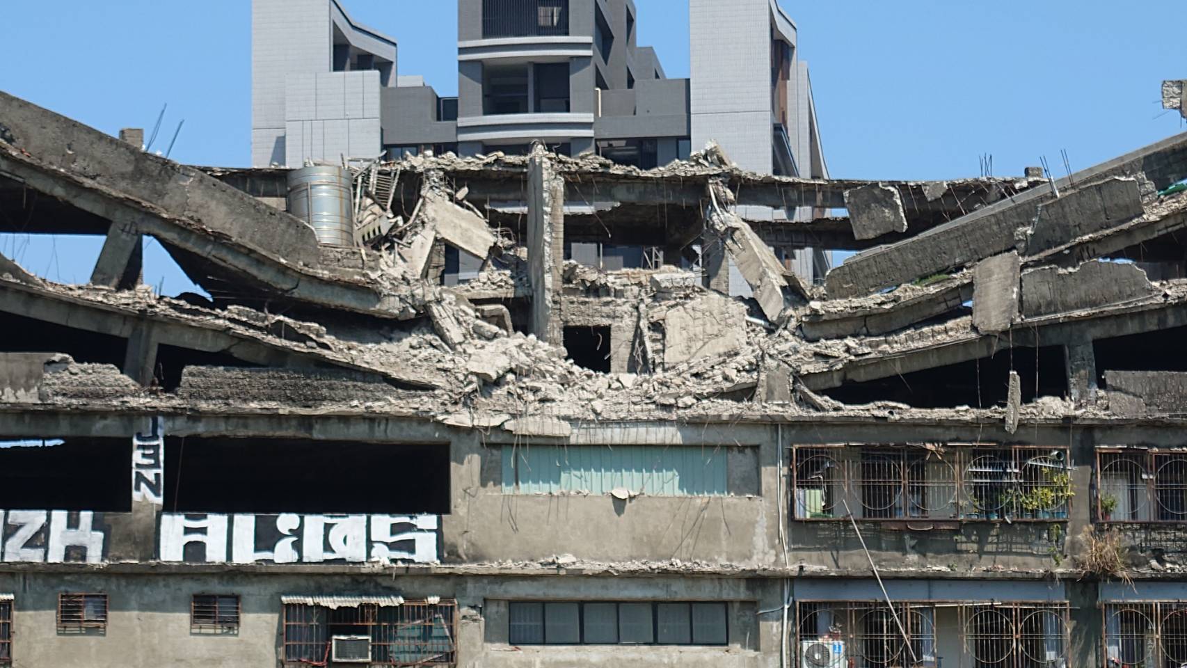 台中市清水區中興街一棟大樓5、6樓層突塌陷，所幸無人傷亡。