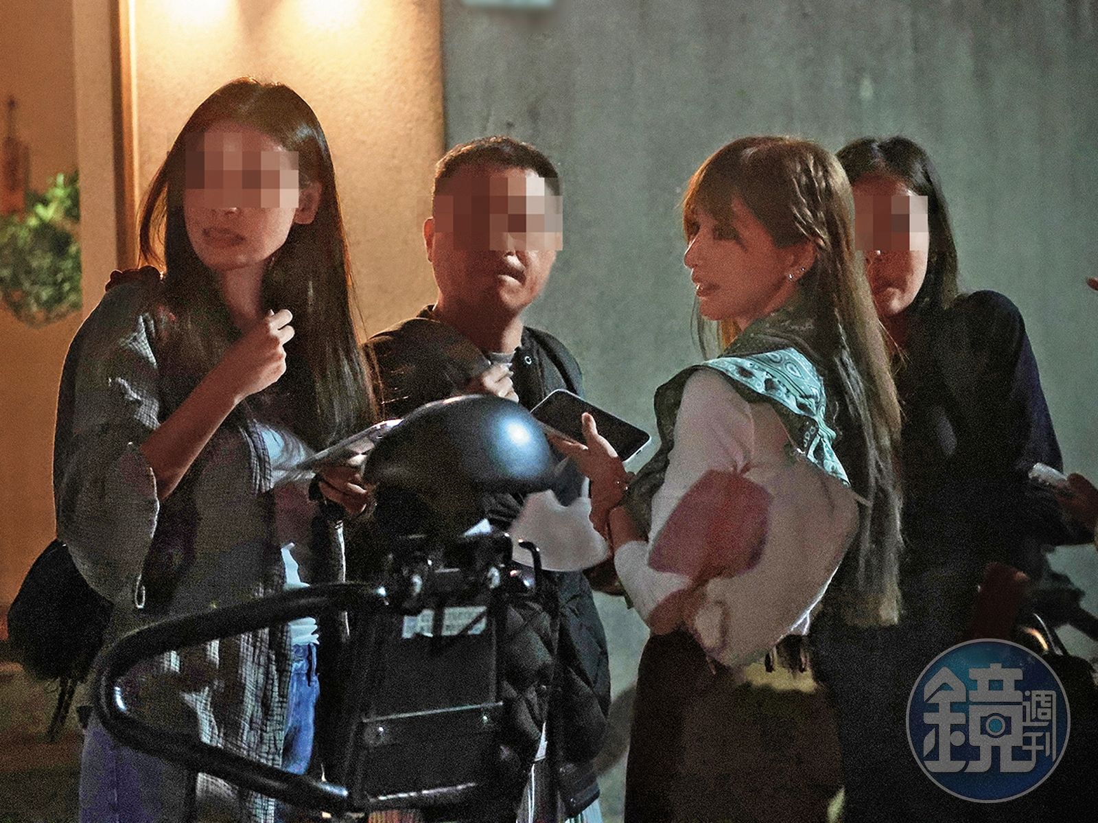 11月5日22：18，一行人吃完晚餐後，在門口閒聊，陪同王心凌（右二）等計程車