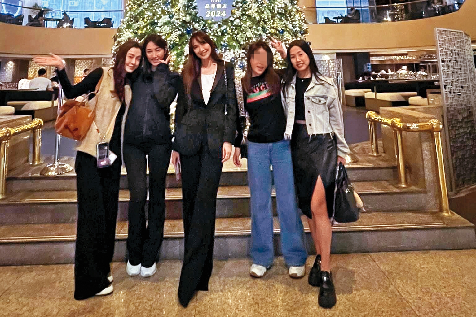 讀者提供本刊吳佩慈（中）、范范（左一）聚會的照片，在場還有公關教主于長君（右一）、秀傳醫院少奶奶楊晴瑄（左二）。（讀者提供）