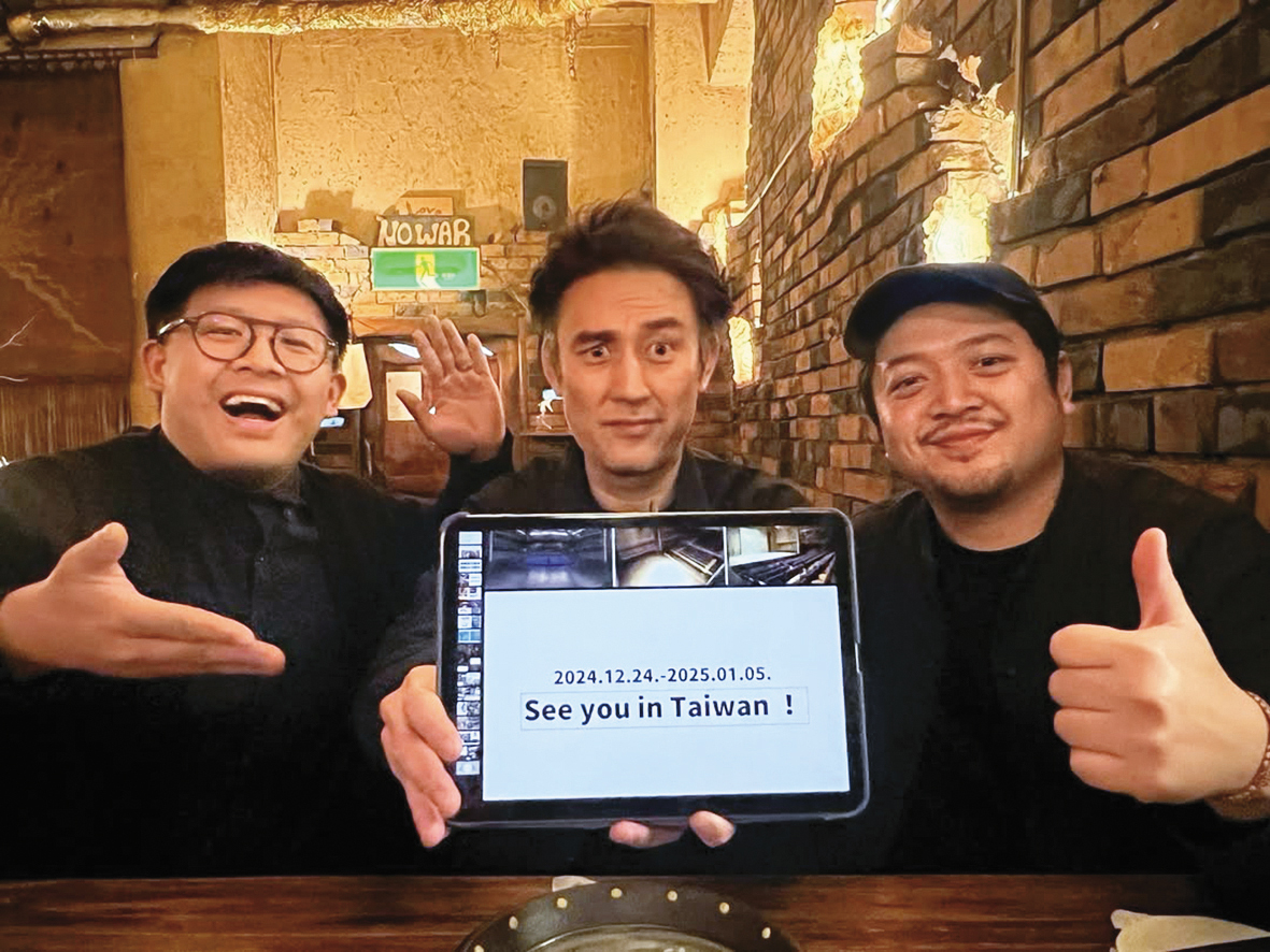 山峸製作設計負責人袁浩程（右）與王政中（左）長期與塚原大助（中）率領的劇團合作。