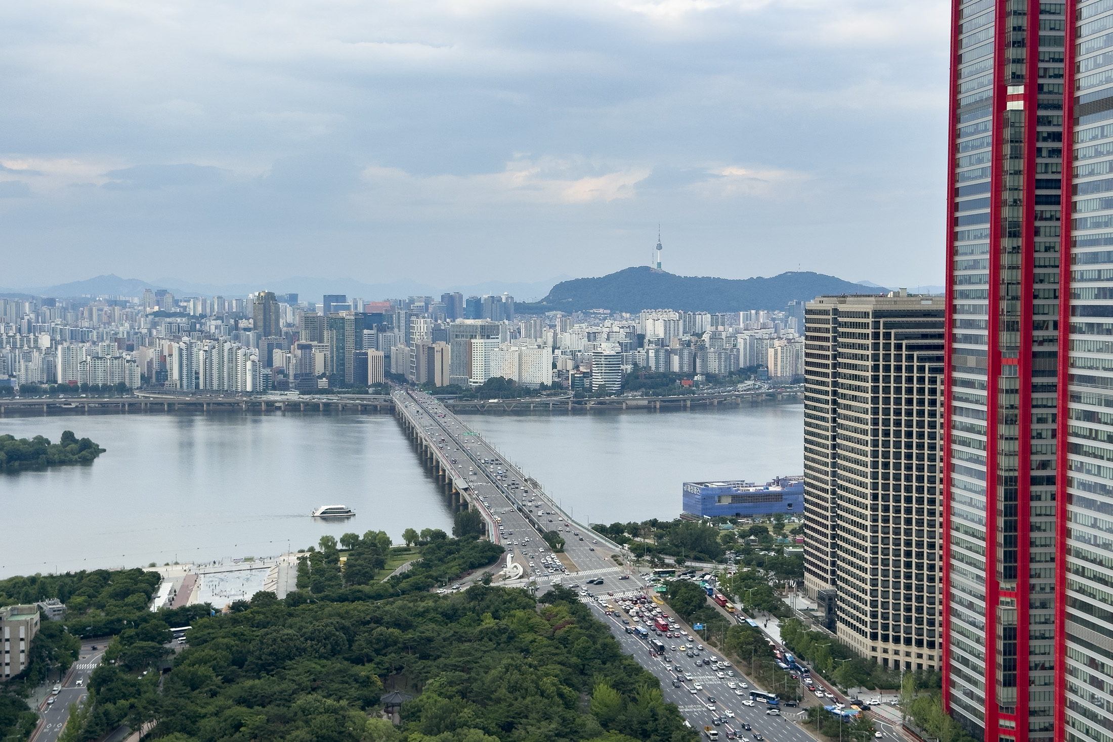 乘上「首爾之月」熱氣球緩緩升空，從近40層樓的高度俯瞰首爾，將我們帶離地面喧囂，開啟一趟獨特的DMZ之旅。