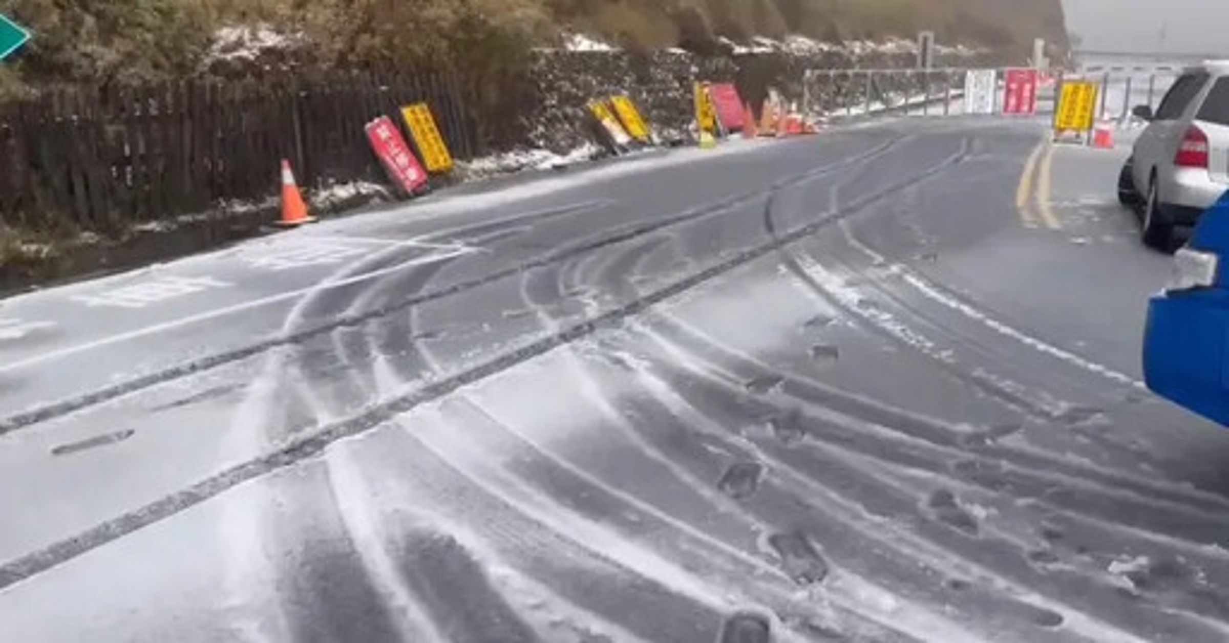 南投合歡山也開始飄雪,目前積雪厚度逾1.2公分,昆陽至松雪樓的路段進行交通管制,限加掛雪鏈車輛行駛。(林業署南投分署提供)