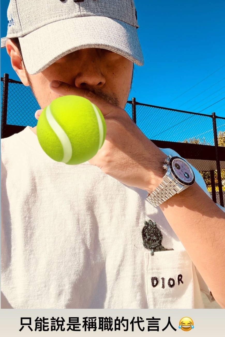 看球之餘周董不忘自己Dior品牌全球大使的身分,在社群亮出服飾logo自跨「只能說是稱職的代言人。」(翻攝自周杰倫IG)