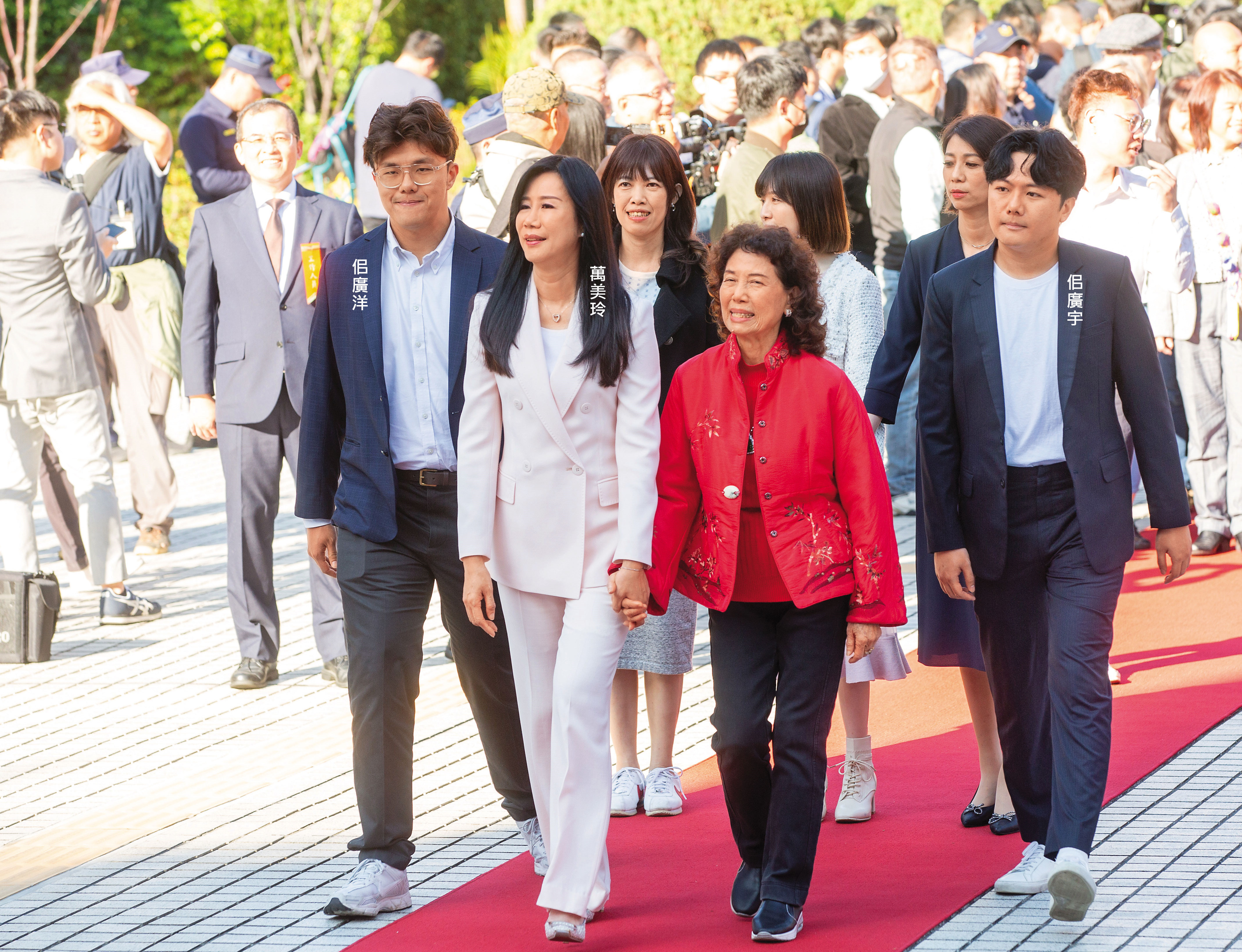 萬美玲當選立委時，兒子佀廣洋及佀廣宇陪同她至立院報到，2人如今卻都捲入爭議。