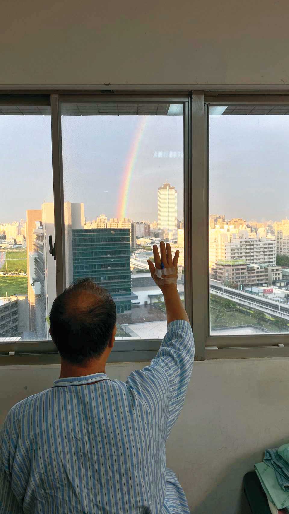 開刀前夕，賴力行在病房看見2道彩虹，一度覺得是父母來接他，因此傳了告別簡訊給親友。（賴力行提供）