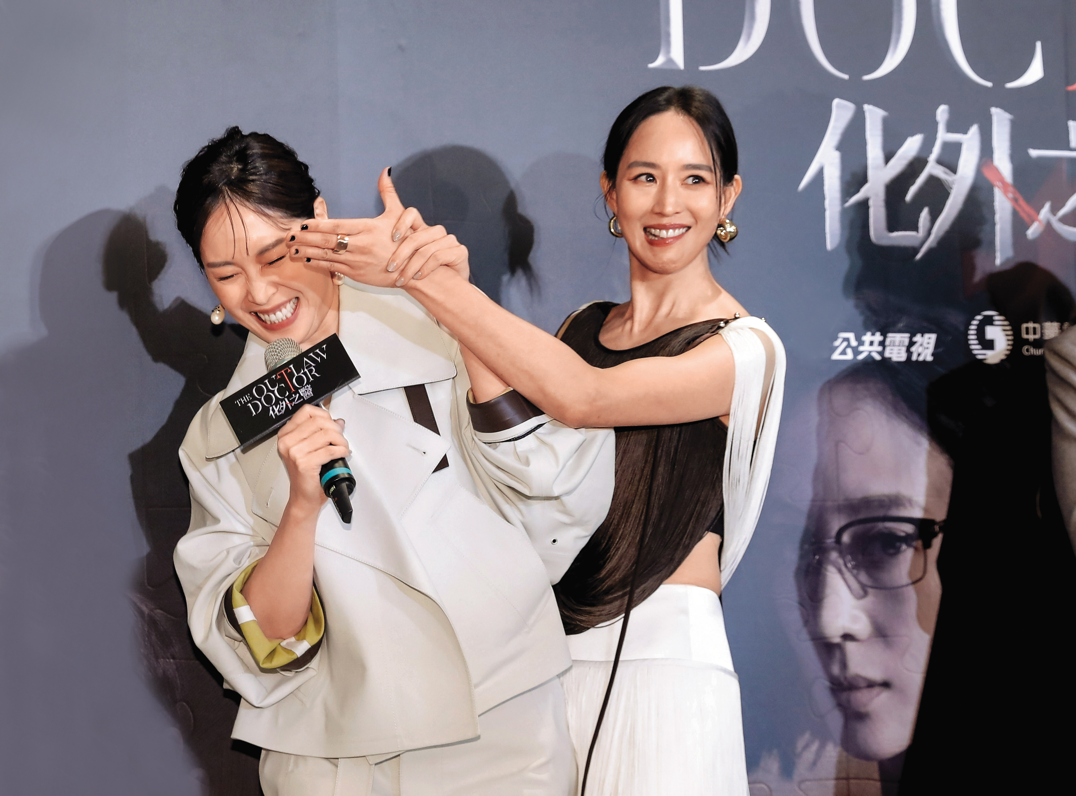 張鈞甯（右）一出手就知有沒有～不只理財有道，連搶鏡頭都很會呢。左為蔡亘晏（爆花）。