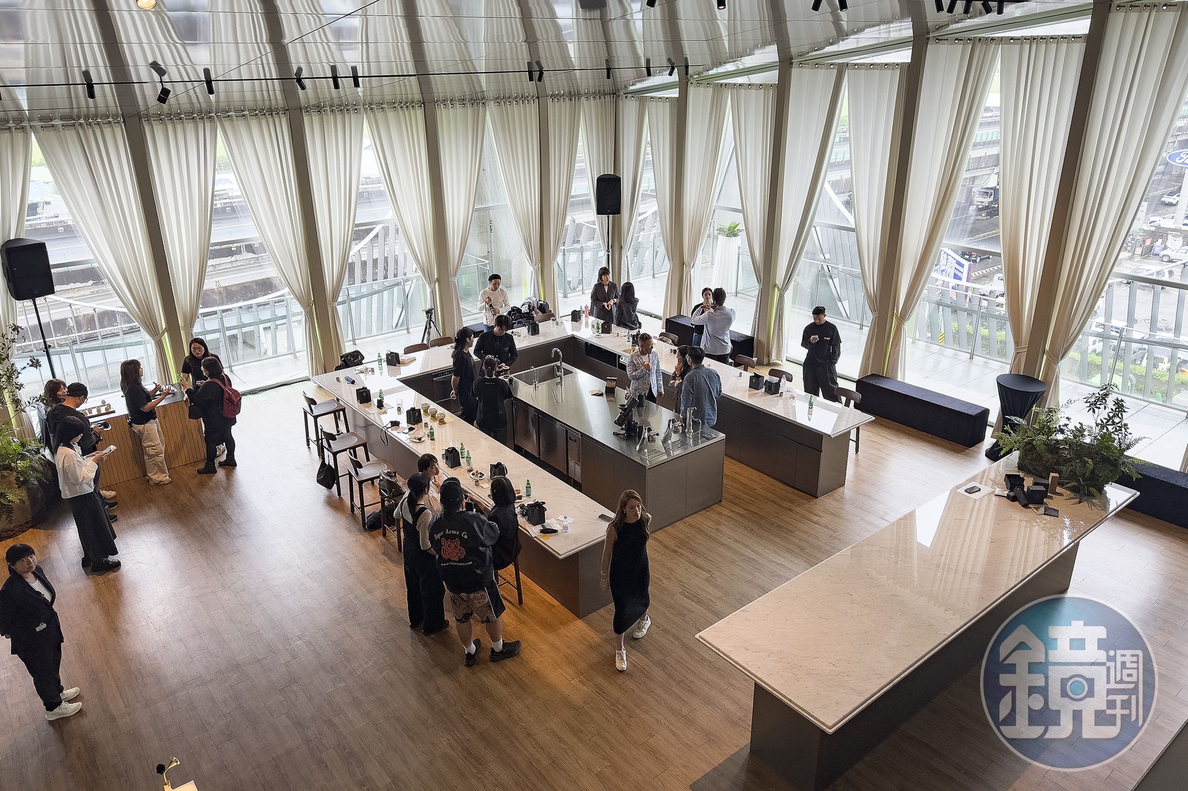 NP Atelier的落地窗外即是松山機場跑道，這片視野對創辦人Joseph而言，象徵台北總部是與隨時與世界接軌的門戶。