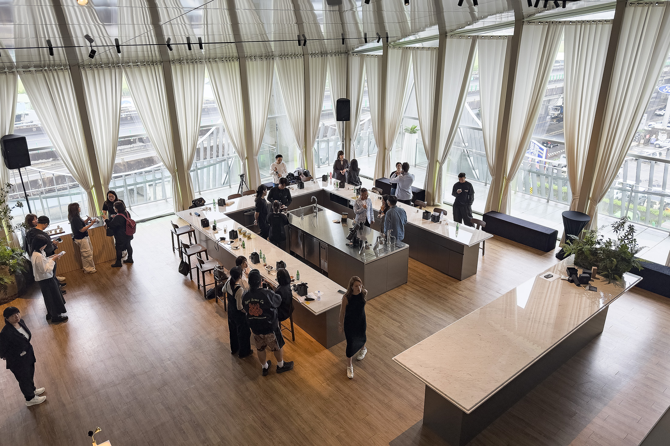 NP Atelier的落地窗外即是松山機場跑道，這片視野對創辦人Joseph而言，象徵台北總部是與隨時與世界接軌的門戶。