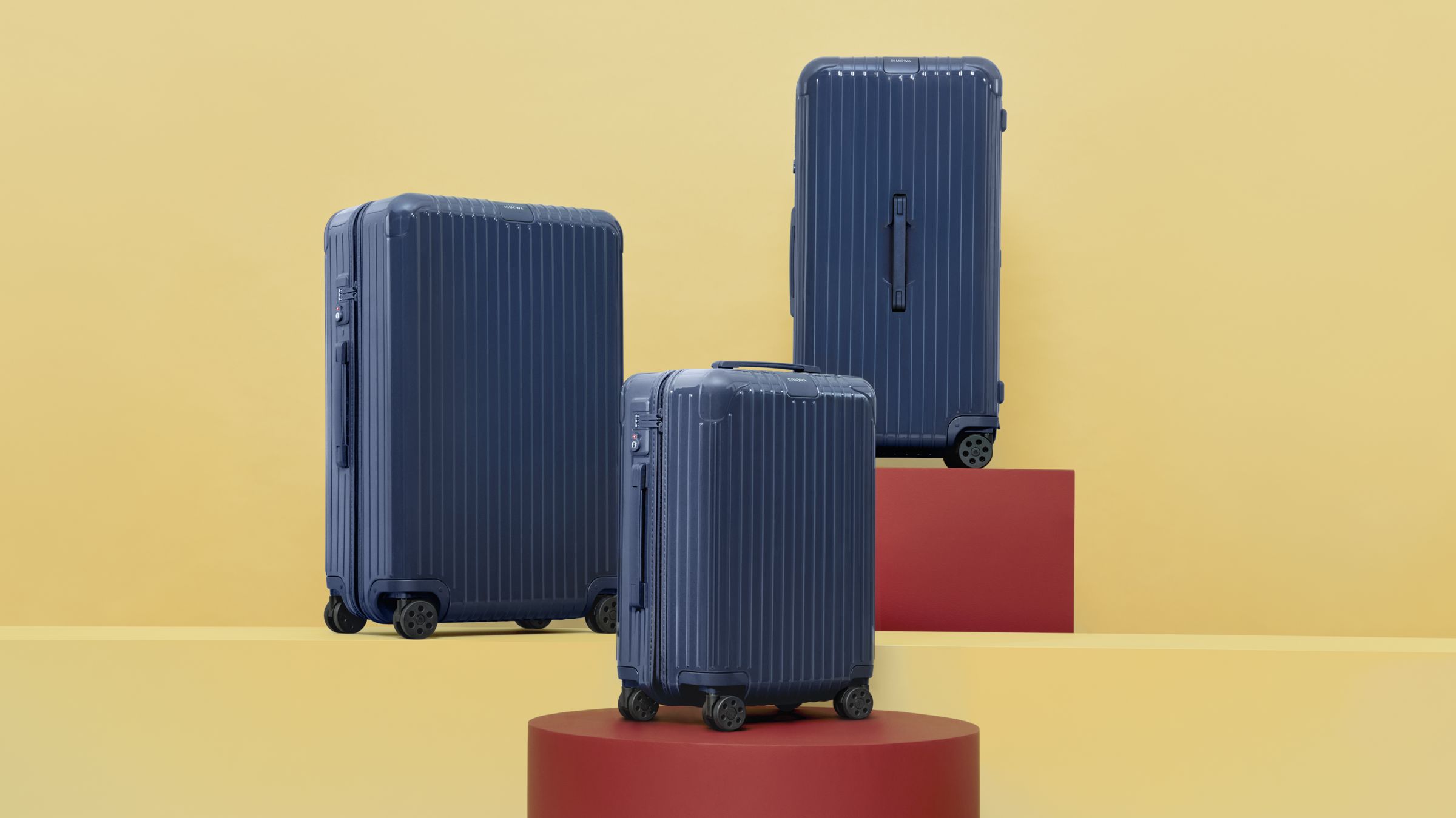 （左起）海軍藍色Essential Check-In L NauticalNT$38,200、Essential Trunk Plus Nautical NT$48,400、Essential Cabin Nautical NT$30,500。（美之心提供）
