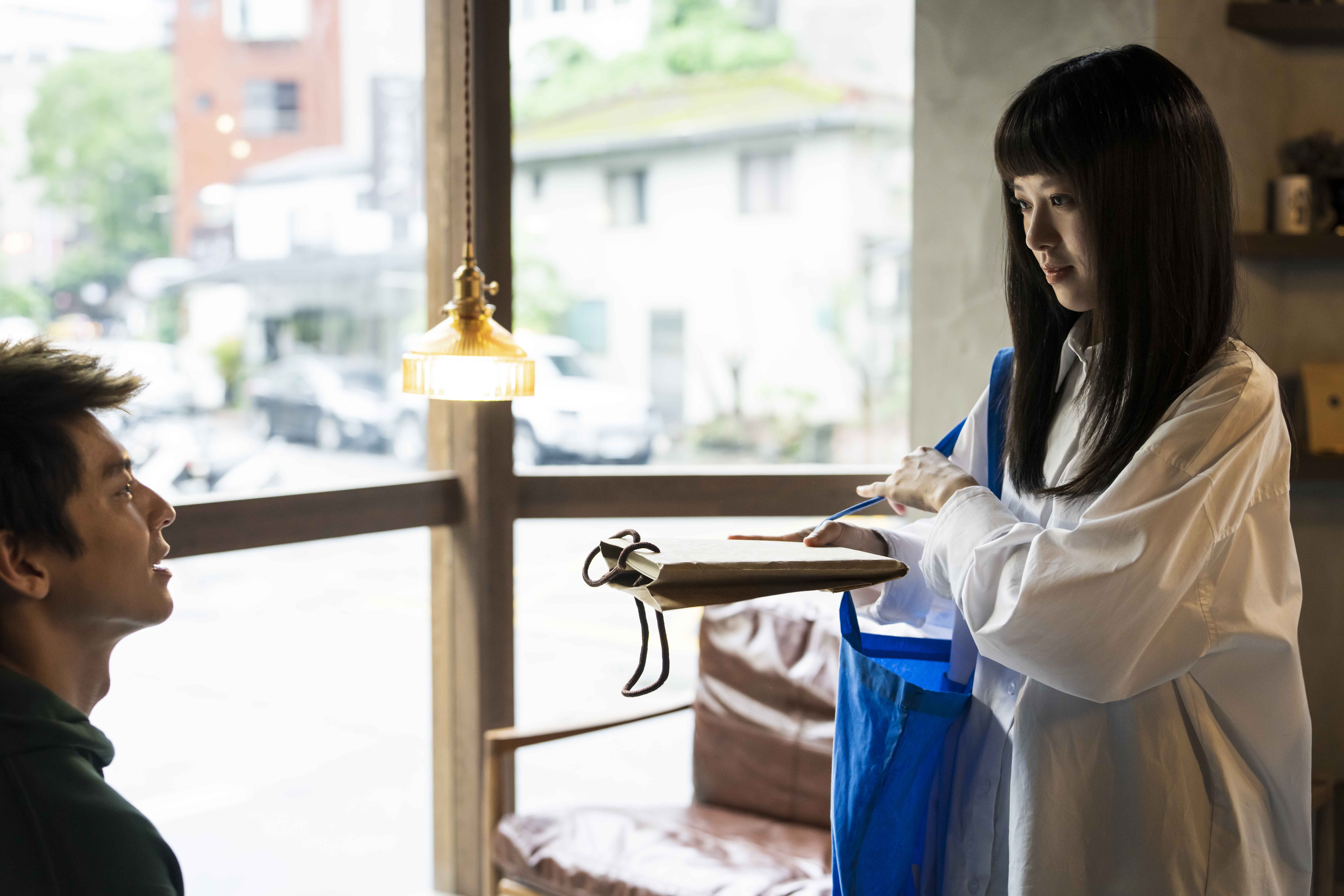 常以白色服裝出現的項婕如(右)與林柏宏是在交換書籍時認識。(華映提供)