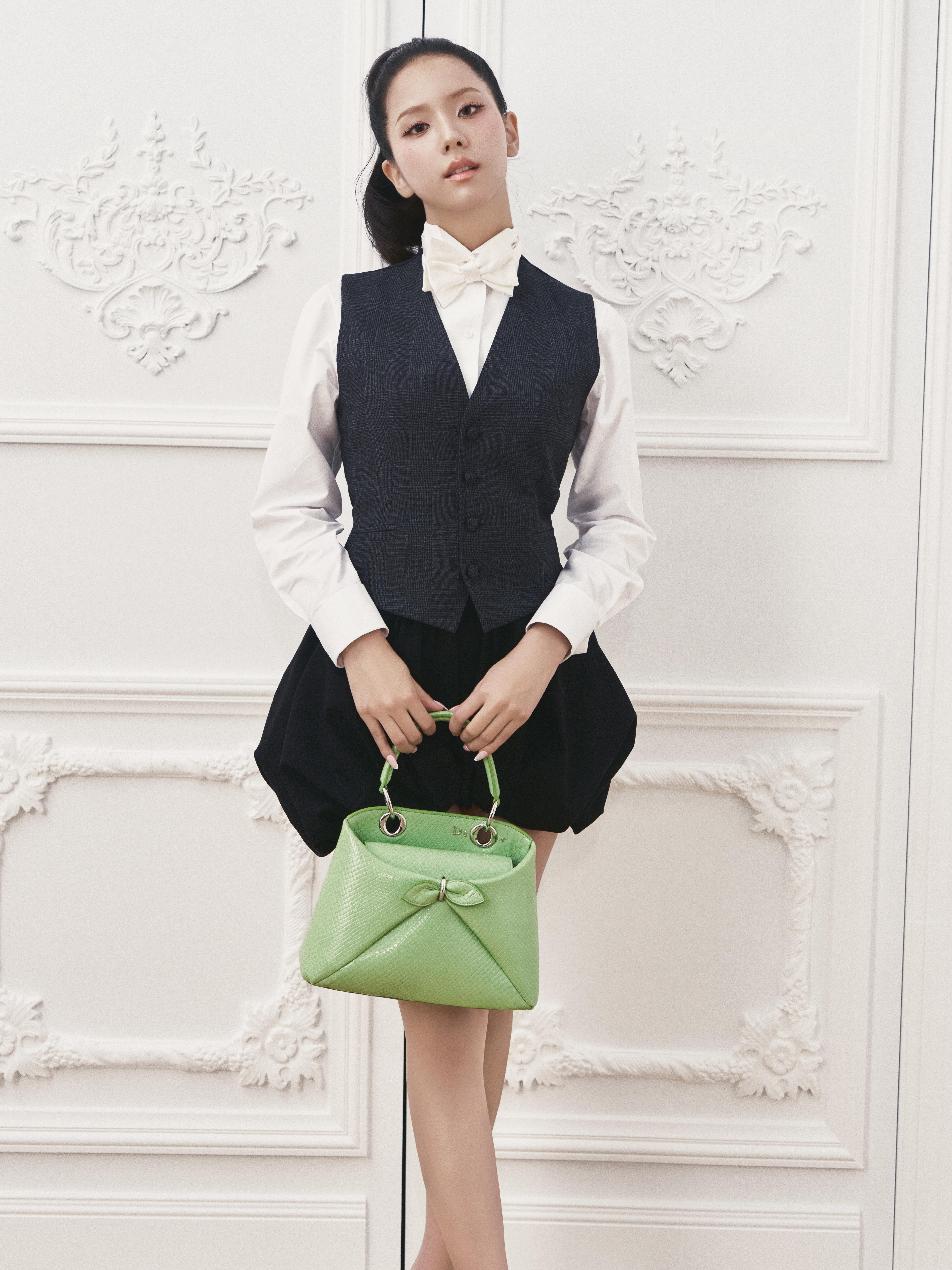Dior小公主Jisoo的亮綠色Dior Cigale非常搶眼。（迪奧提供）