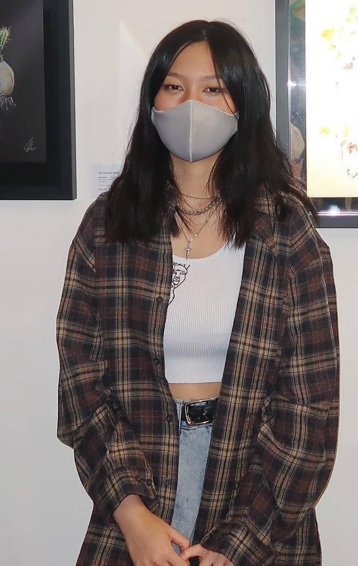 張學友二女兒張瑤萱（右）比姊姊更低調，有繪畫天賦的她曾經開設畫展，張學友特別來捧場力挺。（網路圖片）