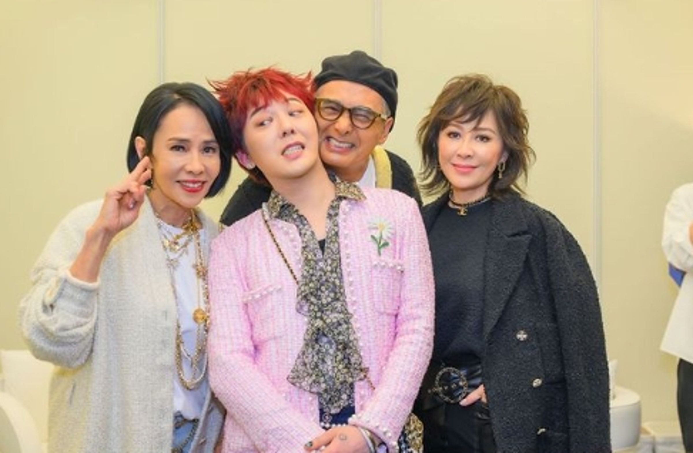 劉嘉玲曬出跟GD、周潤發夫妻的合照,其中GD和周潤發臉貼臉十分親密。(翻攝自carinalau1208 IG)
