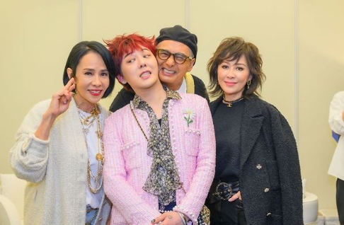 劉嘉玲曬出跟GD、周潤發夫妻的合照，其中GD和周潤發臉貼臉十分親密。（翻攝自carinalau1208 IG）