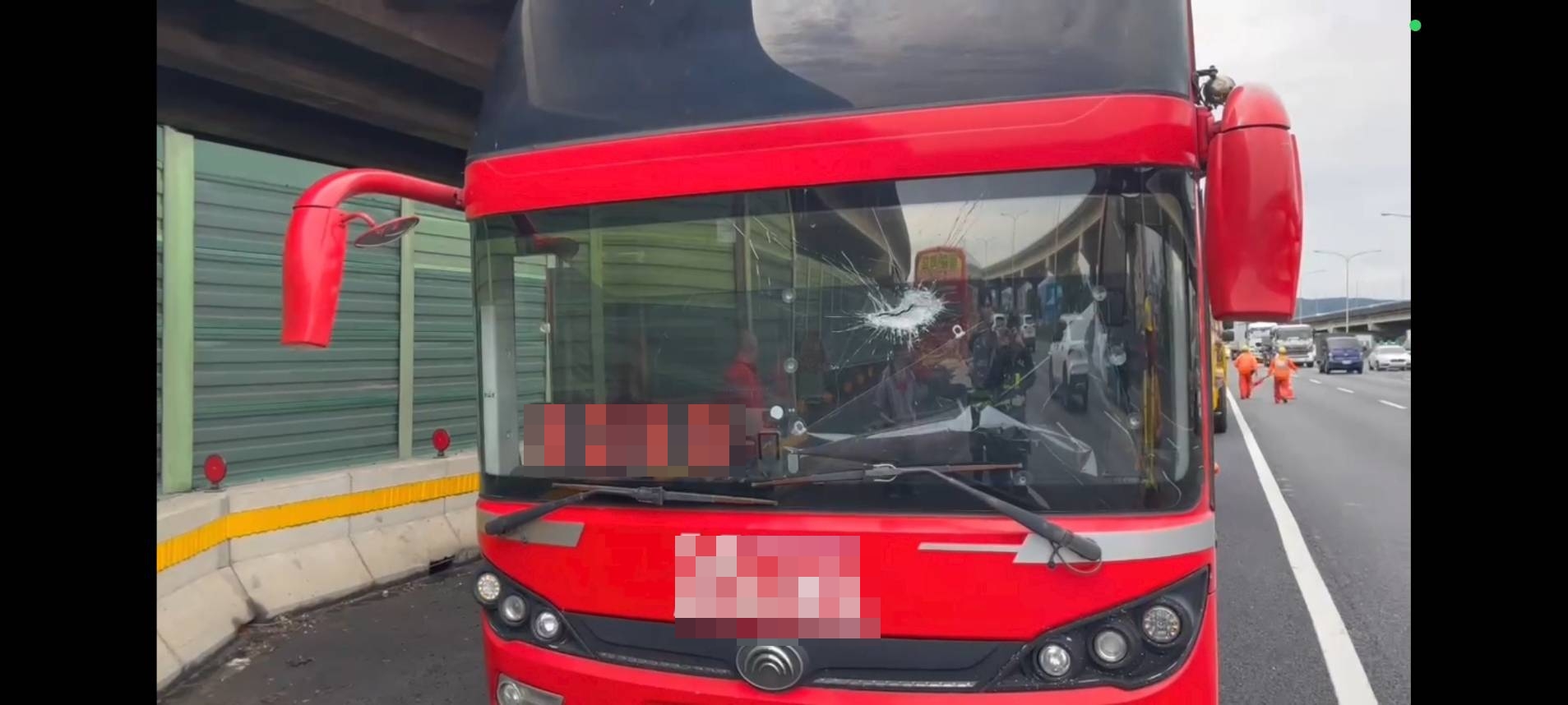 從遊覽車正面照,可以看出當時飛來鐵片砸中擋風玻璃的位置,還好駕駛命大僅受到輕微擦傷。(播攝畫面)