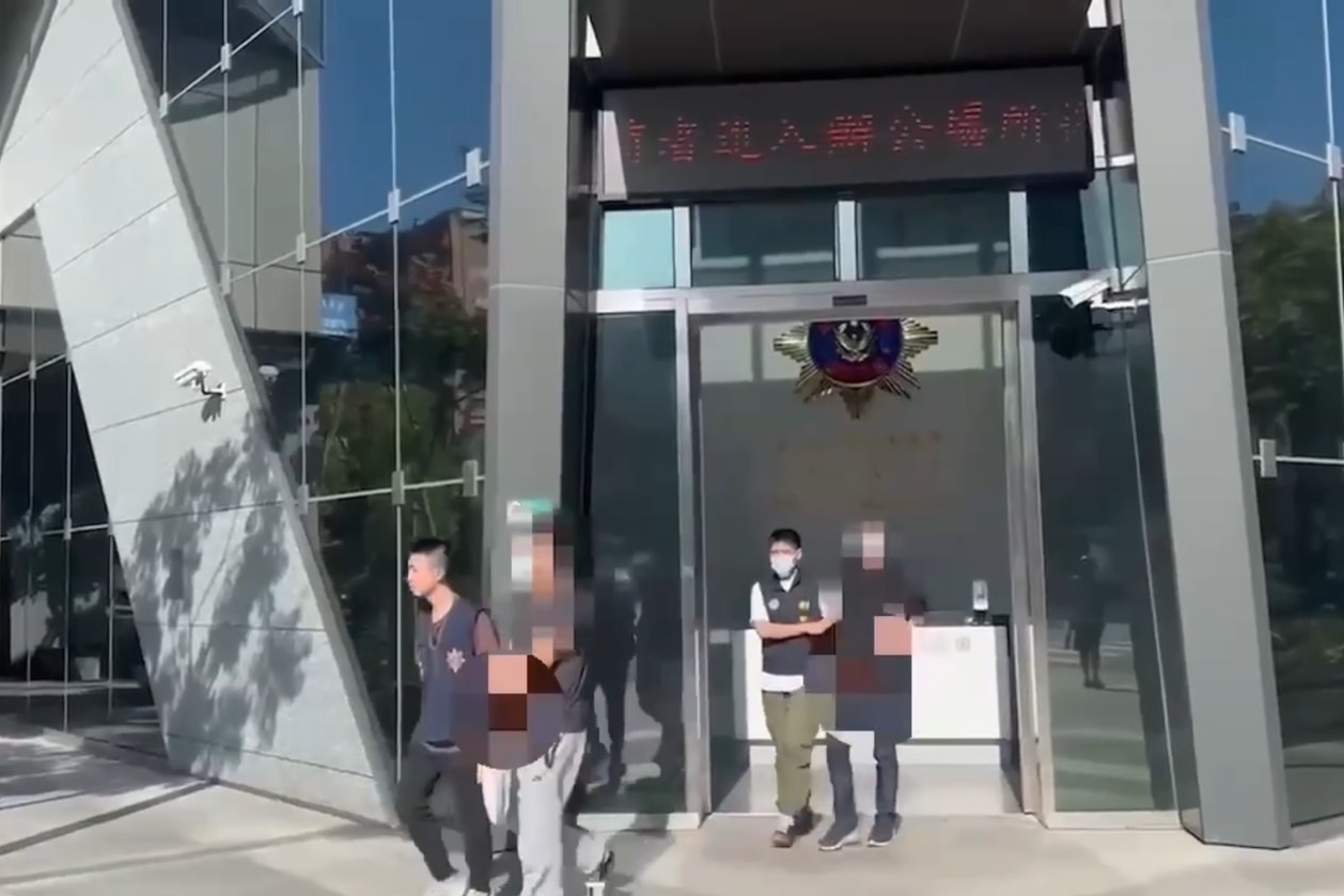 警方循線逮捕假冒代書的簡男與同謀馬男，訊後依法送辦。（翻攝畫面）